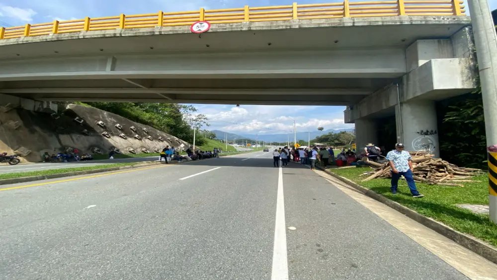 Tensiones entre conductores y manifestantes en el tercer día de paro minero