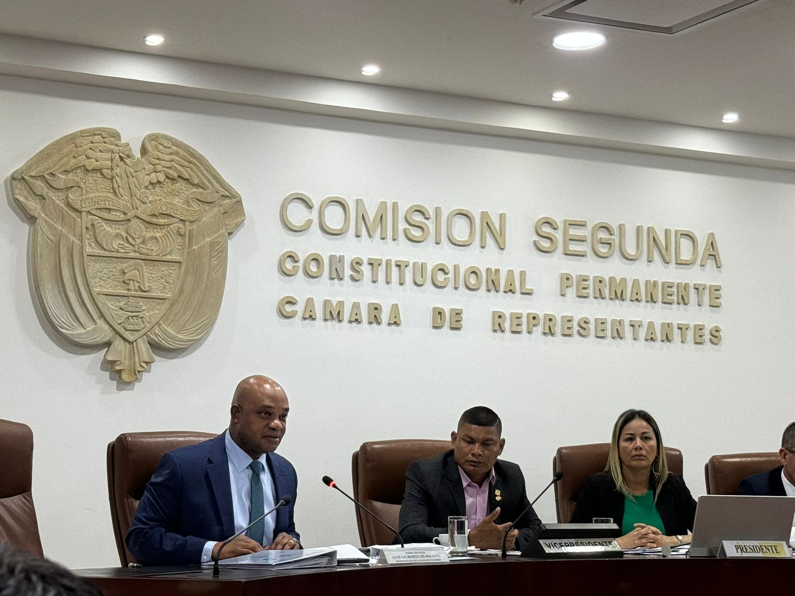 Molestia en el Congreso por ausencia de canciller (e) Murillo en debate de pasaportes