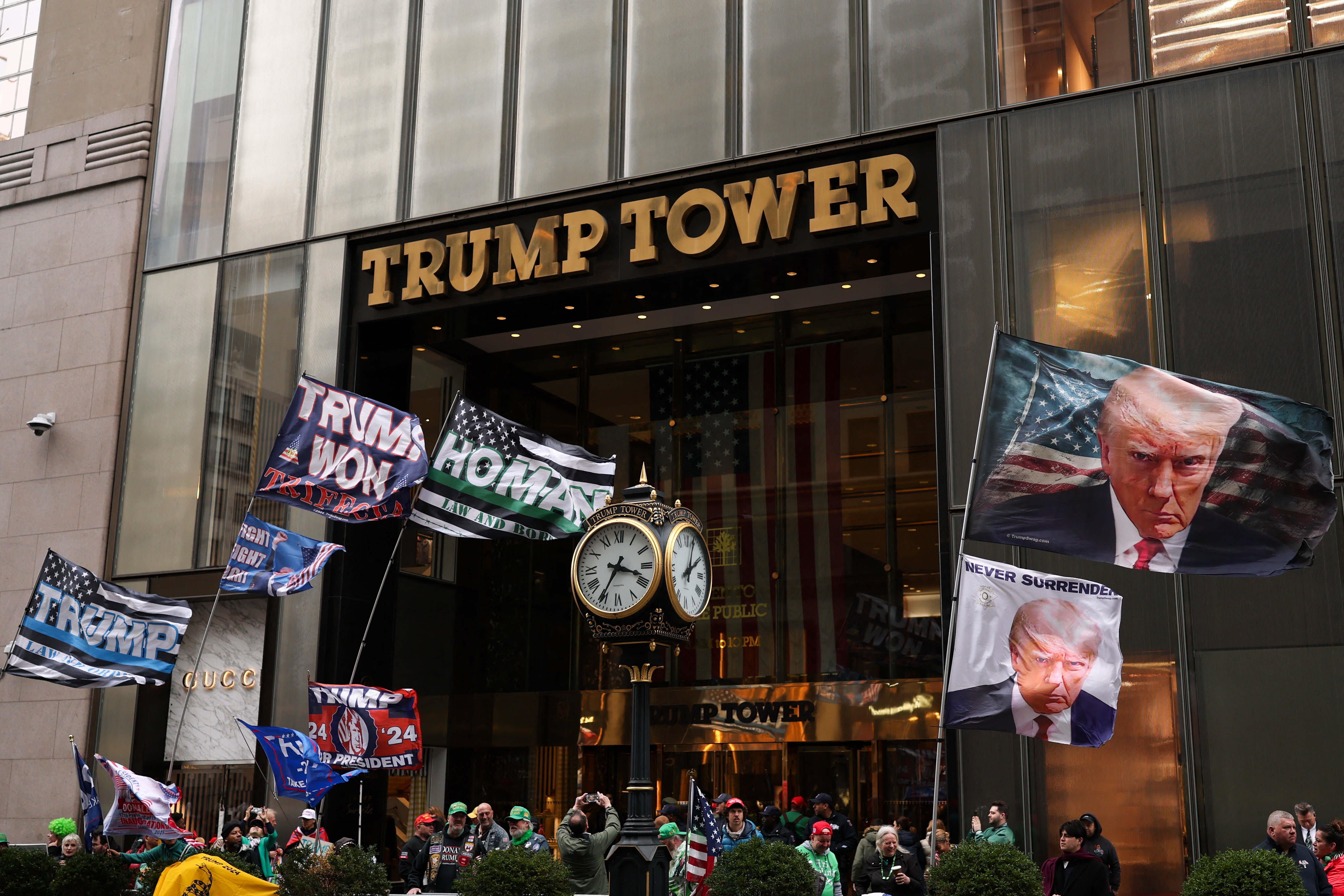 Las finanzas de Trump eran precarias, así que empezó a aprovechar su regreso