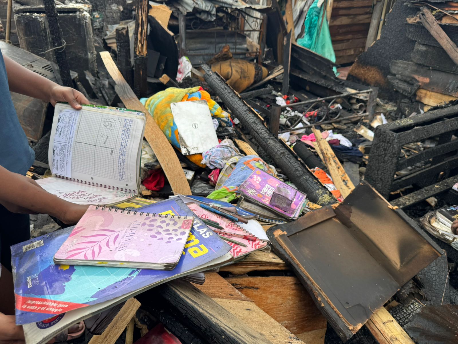 Entre escombros y cenizas, familias del asentamiento revisan sus viviendas tras la emergencia que dejó decenas de damnificados en el oriente de Cali.