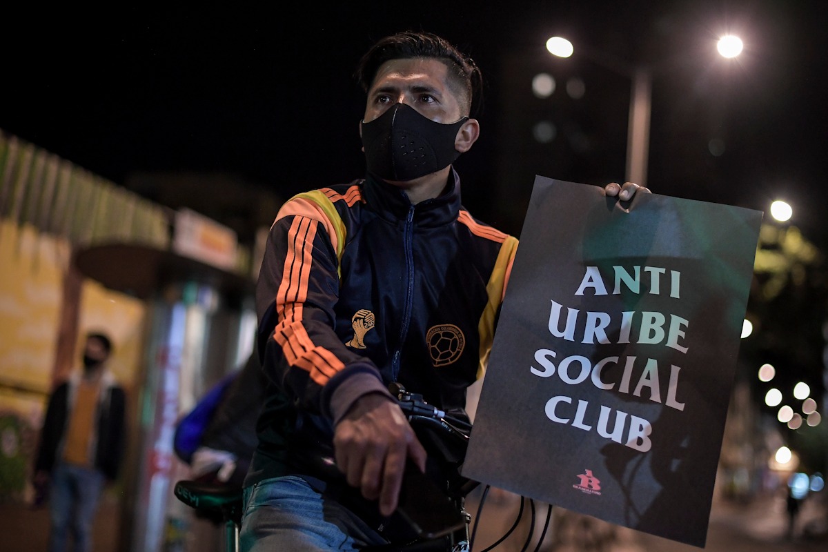 Esta es la primera vez que, por orden judicial, un exmandatario de Colombia se ve restringido en su libertad.