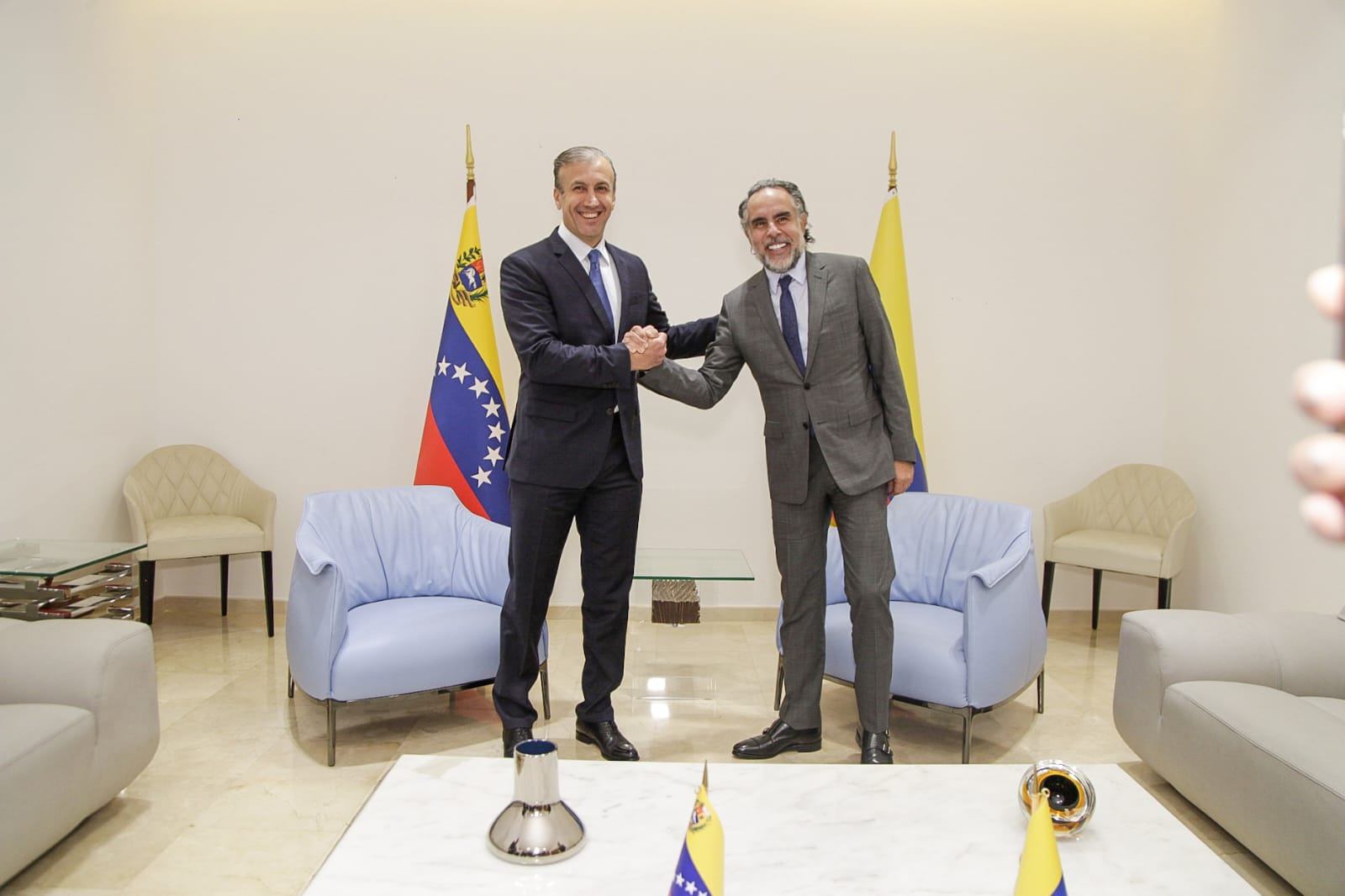 El embajador Benedetti junto al ministro del Poder Popular de Petróleo, Tareck El Aissami. Según trascendió, hablaron de "proyecciones" sobre lo que esperan ambas naciones.