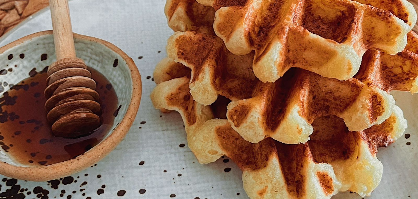 Paso a paso para preparar “waffles” de buñuelo