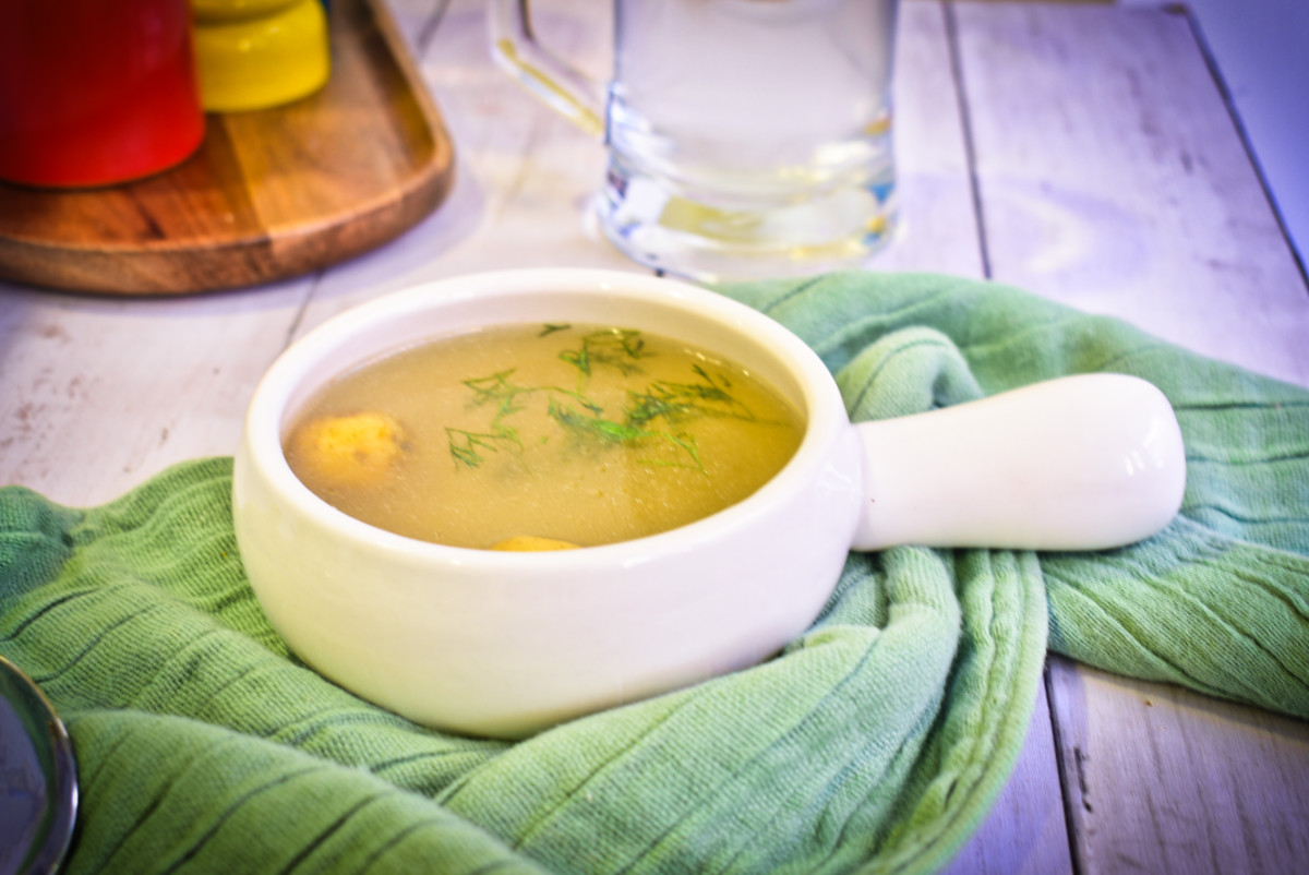 Esta es la receta para preparar caldo de hueso de pollo
