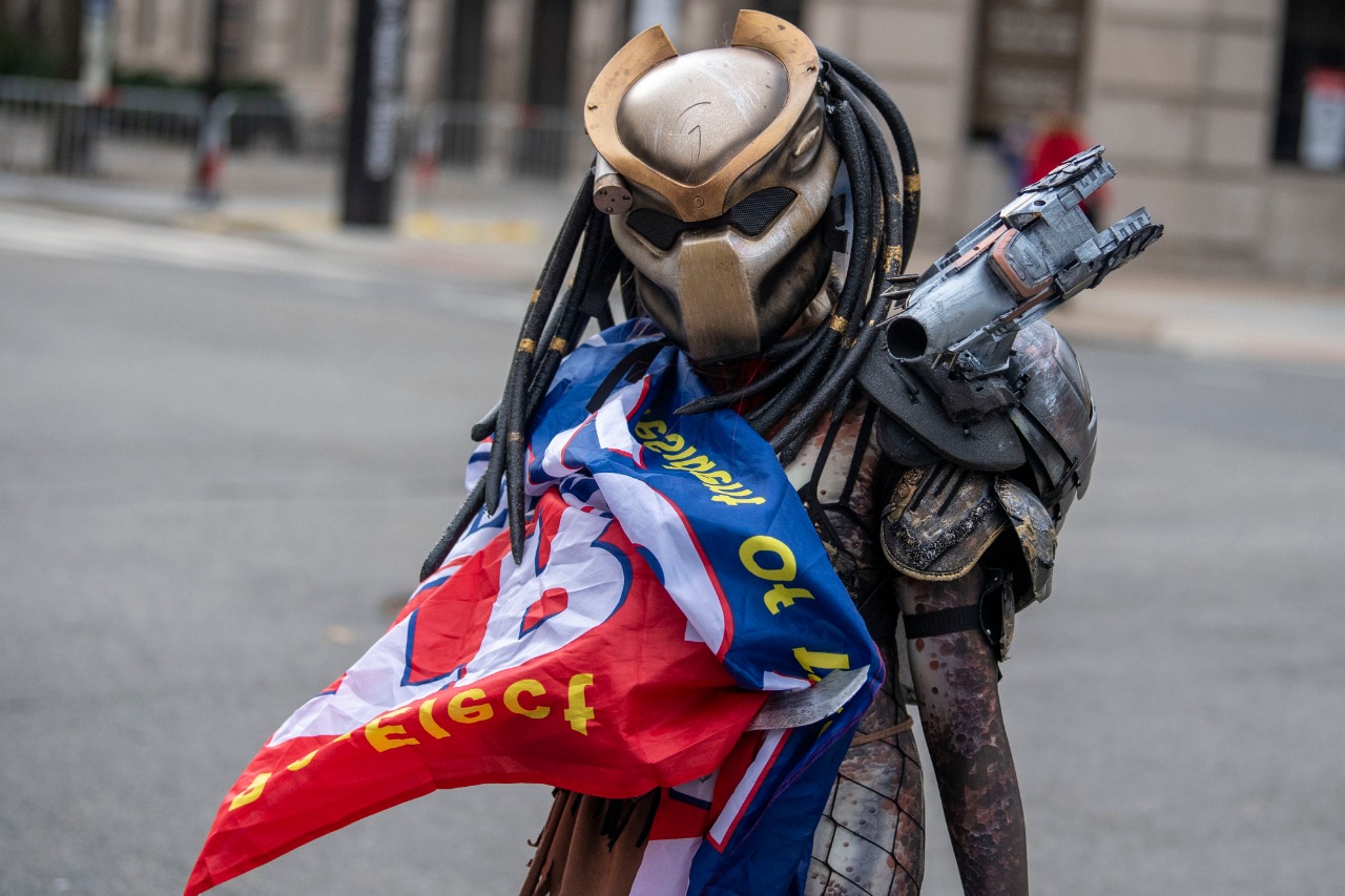 "Somos patriotas, en el frente de Arizona, que queremos llevar nuestra energía positiva a Washington", escribió Angeli en un mensaje publicado en diciembre. Junto a él, varios manifestantes pro-Trump, vestidos con trajes y cargando banderas, rechazaron a certificación de Joe Biden.