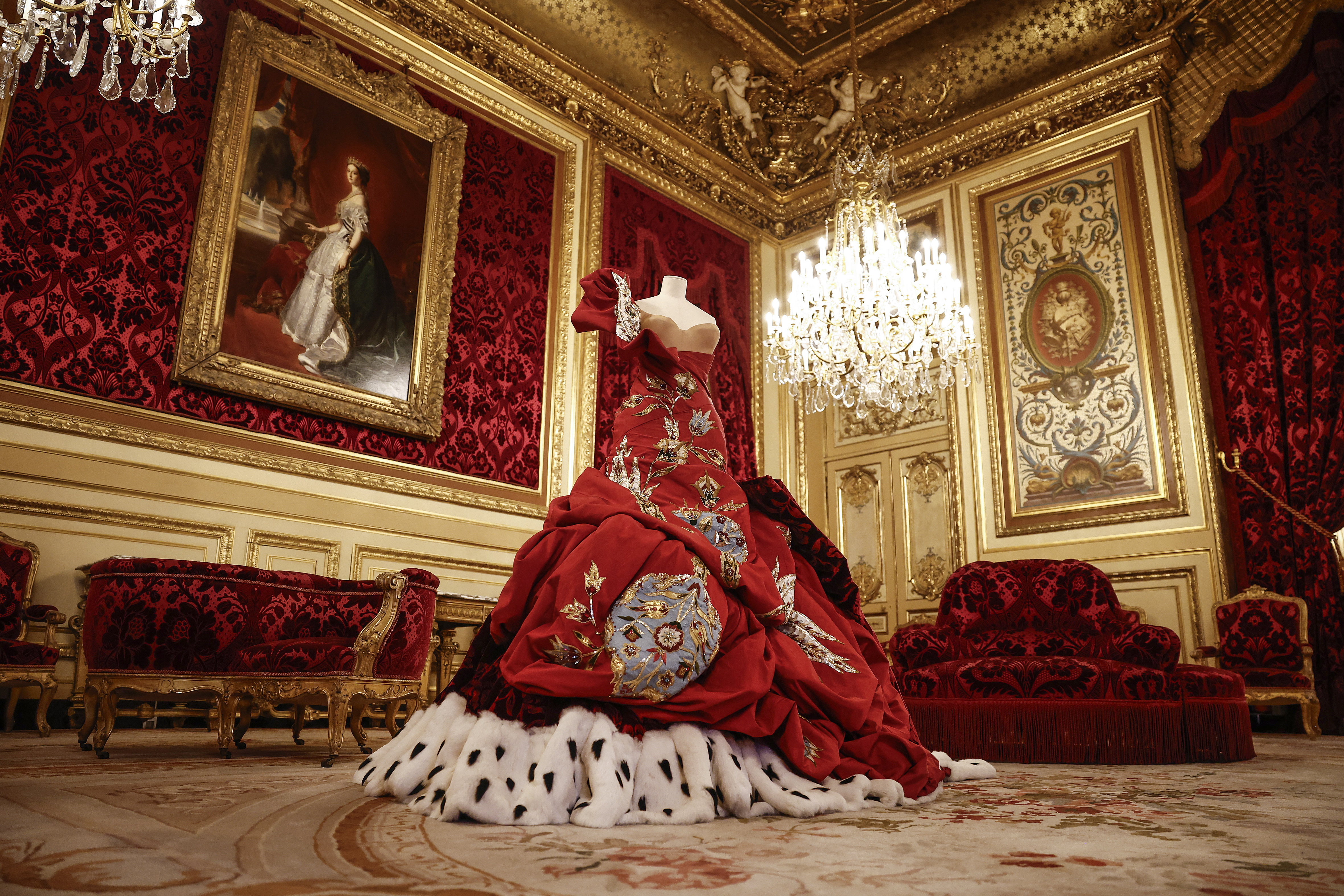 La primera exposición de moda en el Louvre se viste de Balenciaga, Chanel, Dior y compañía