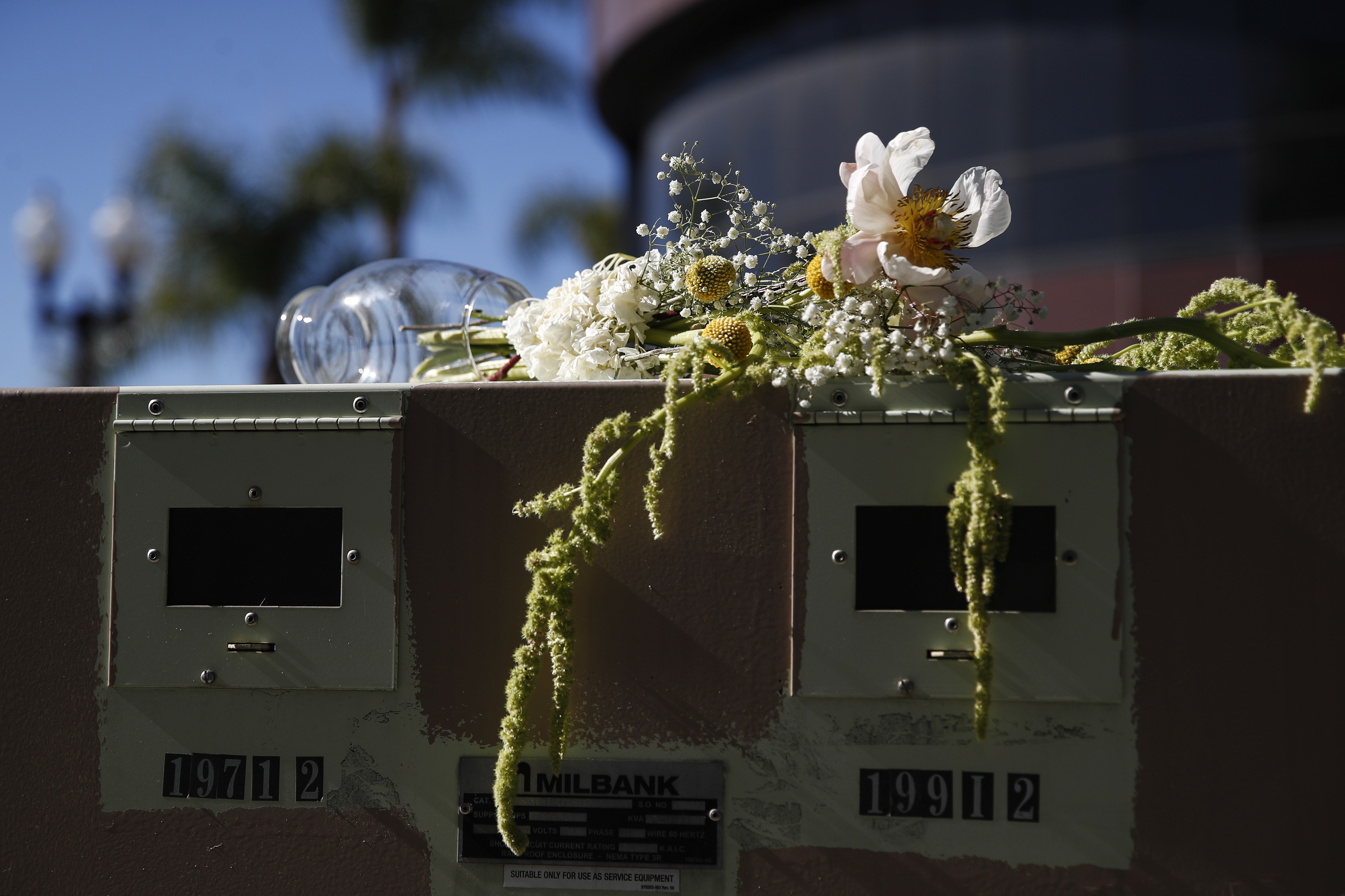 Monterey Park (United States), 23/01/2023.- A knocked over vase of flowers lies on an electrical box across the street from Star Dance Studio in Monterey Park, California, USA, 23 January 2023. A 72-year-old man of Asian descent shot and killed 10 people as they celebrated the Lunar New Year at Star Dance Studio on 21 January 2023. (Estados Unidos) EFE/EPA/CAROLINE BREHMAN