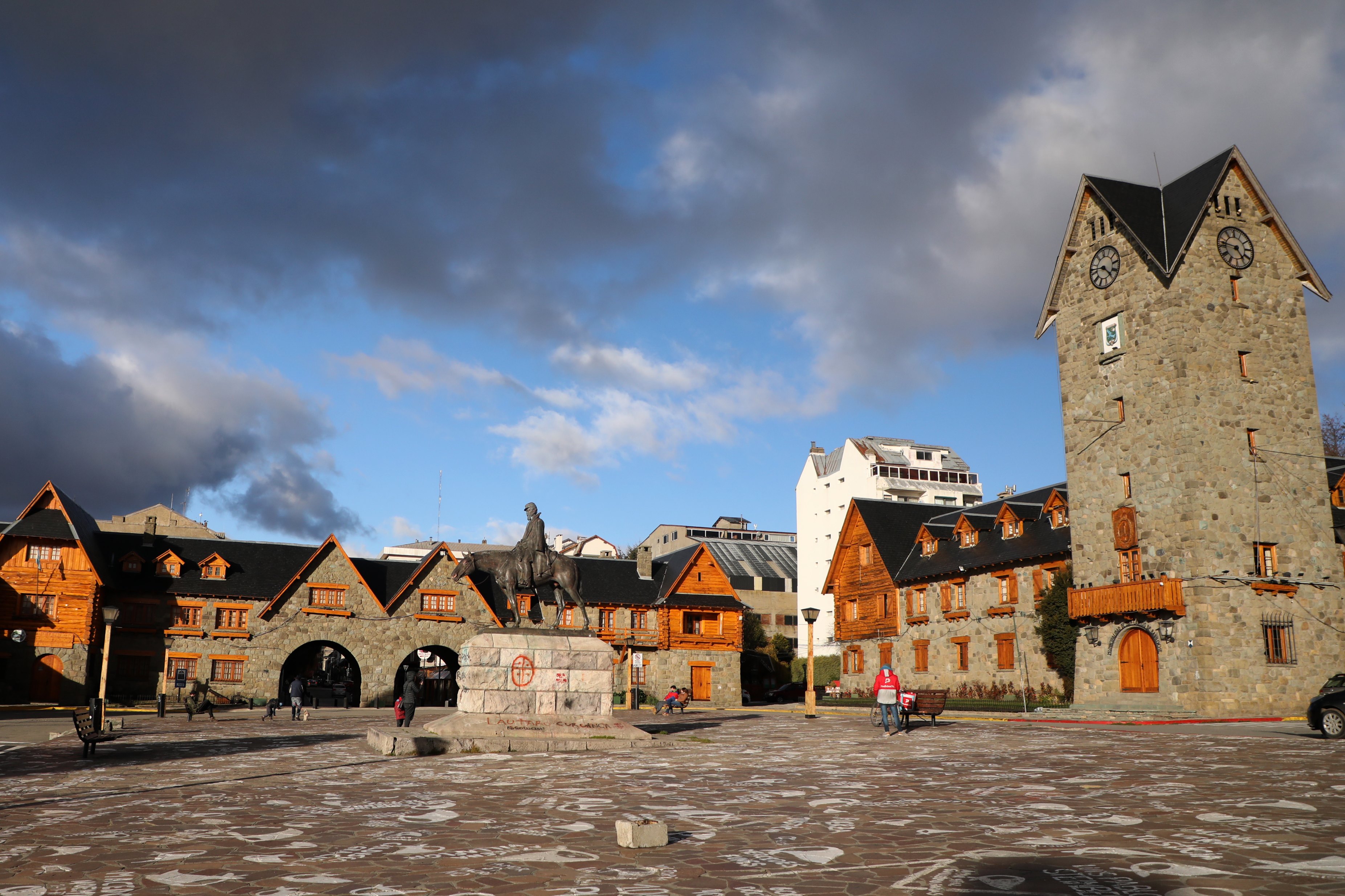 En Bariloche, de 140.000 habitantes, el turismo emplea a unas 15.000 personas en forma directa y genera otros 34.000 puestos indirectos, según la Cámara de Turismo. 