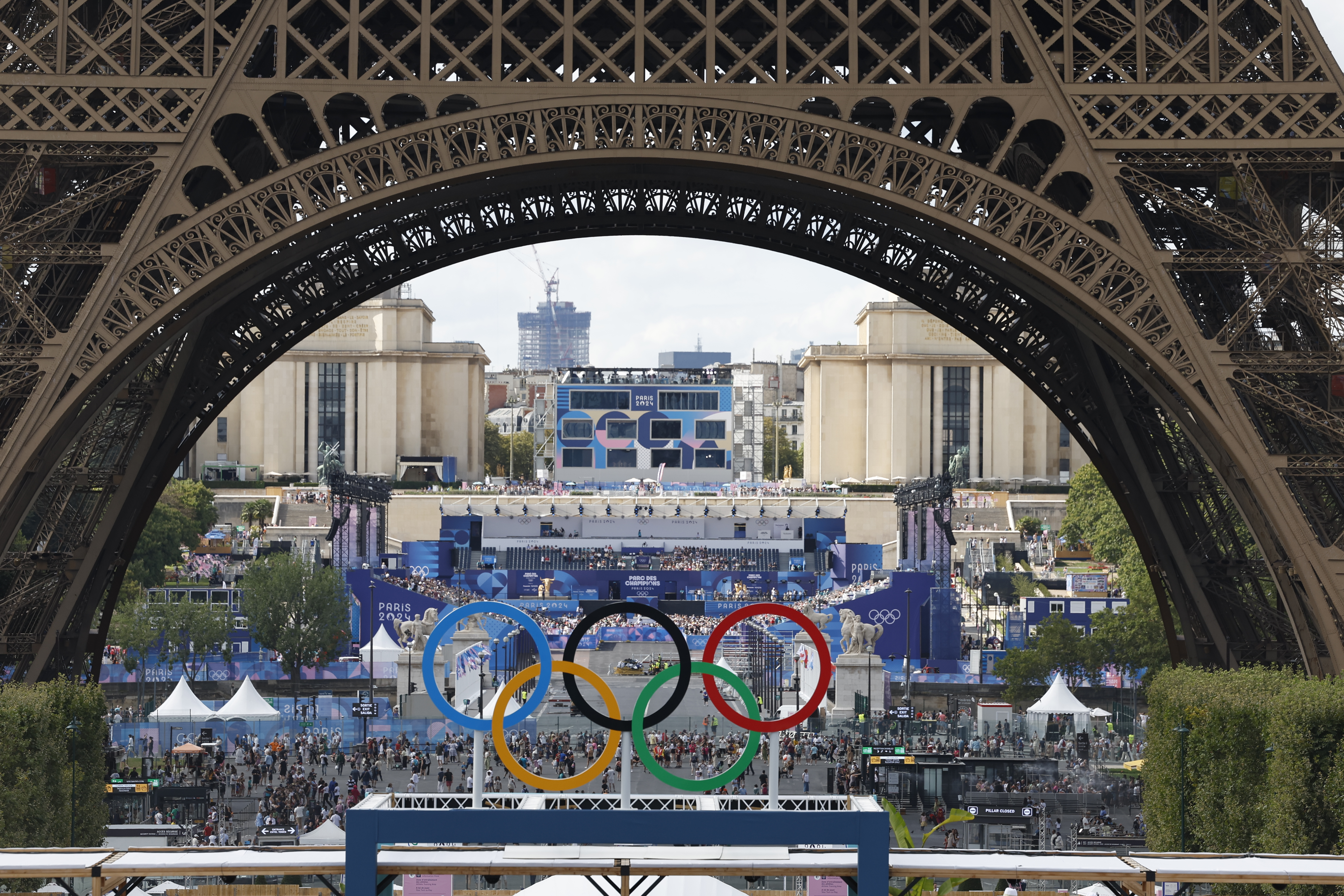 PARÍS, 07/08/2024.- Fotografía del símbolo olímpico en el campo de voleibol playa junto a la Torre Eiffel de fondo antes de los cuartos de final femeninos de Voleibol Playa, entre España y Canadá, parte de los Juegos Olímpicos de París 2024 este miércoles, en la capital gala. EFE/ Miguel Toña