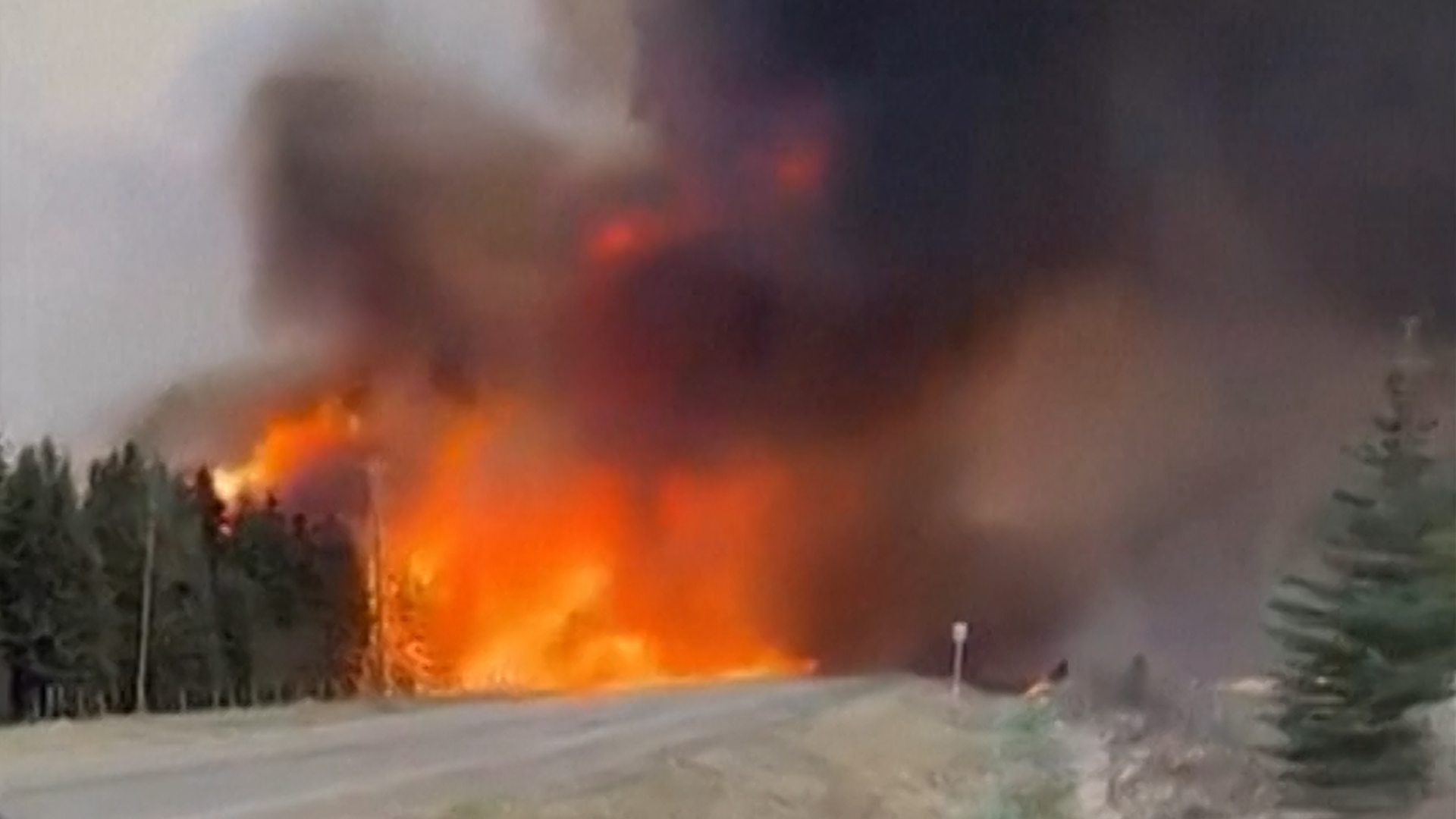 Los intensos incendios forestales amenazan varias comunidades indígenas en Canadá
