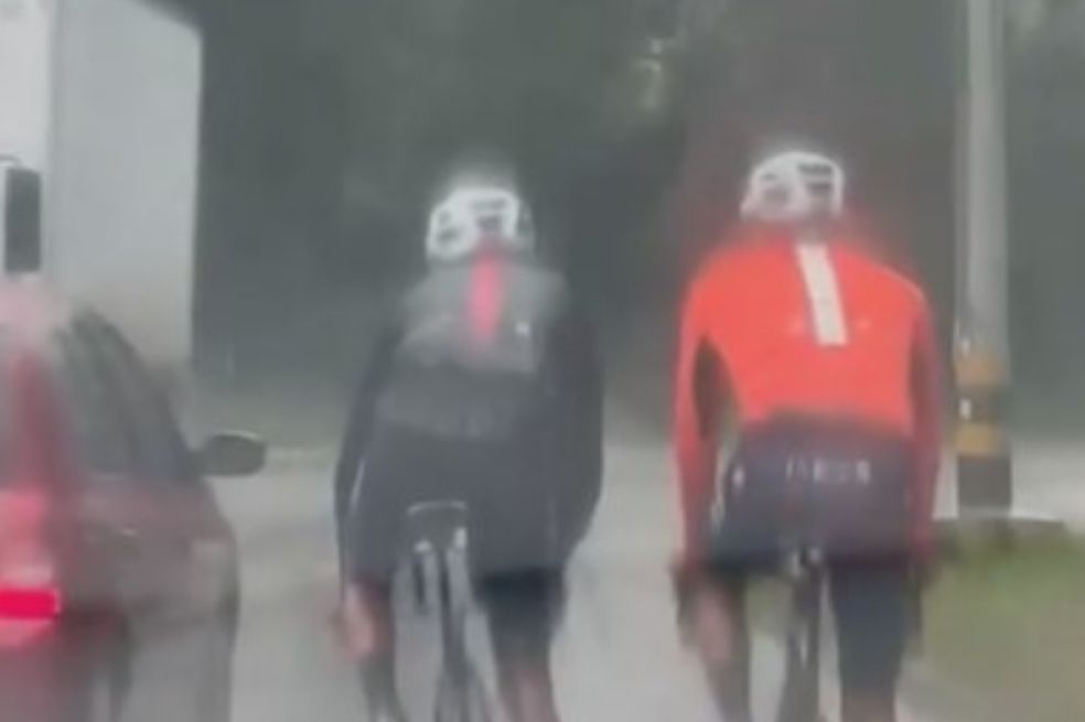 Video: El conductor que casi atropella a Egan Bernal en pleno entrenamiento