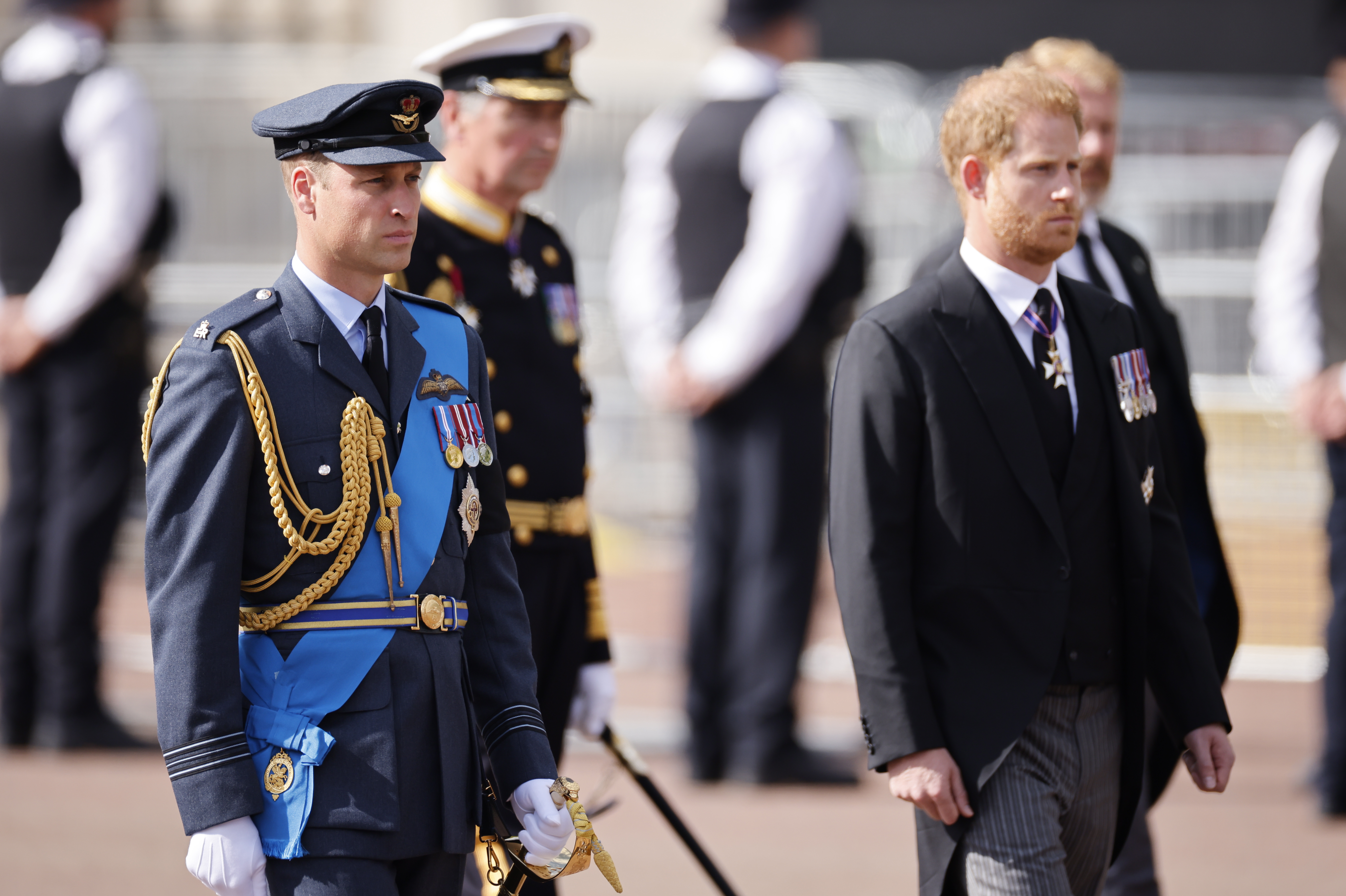 London (United Kingdom), 14/09/2022.- Britain's William, Prince of Wales (L) and Prince Harry, Duke of Sussex (R) follow the coffin containing the body of Queen Elizabeth II as it makes its way from Buckingham Palace to Westminster Hall in London, Britain, 14 September 2022. After a short service, the Queen'Äôs lying in state will begin, lasting for four days and ending on the morning of the state funeral on the 19 September. (Reino Unido, Londres) EFE/EPA/TOLGA AKMEN