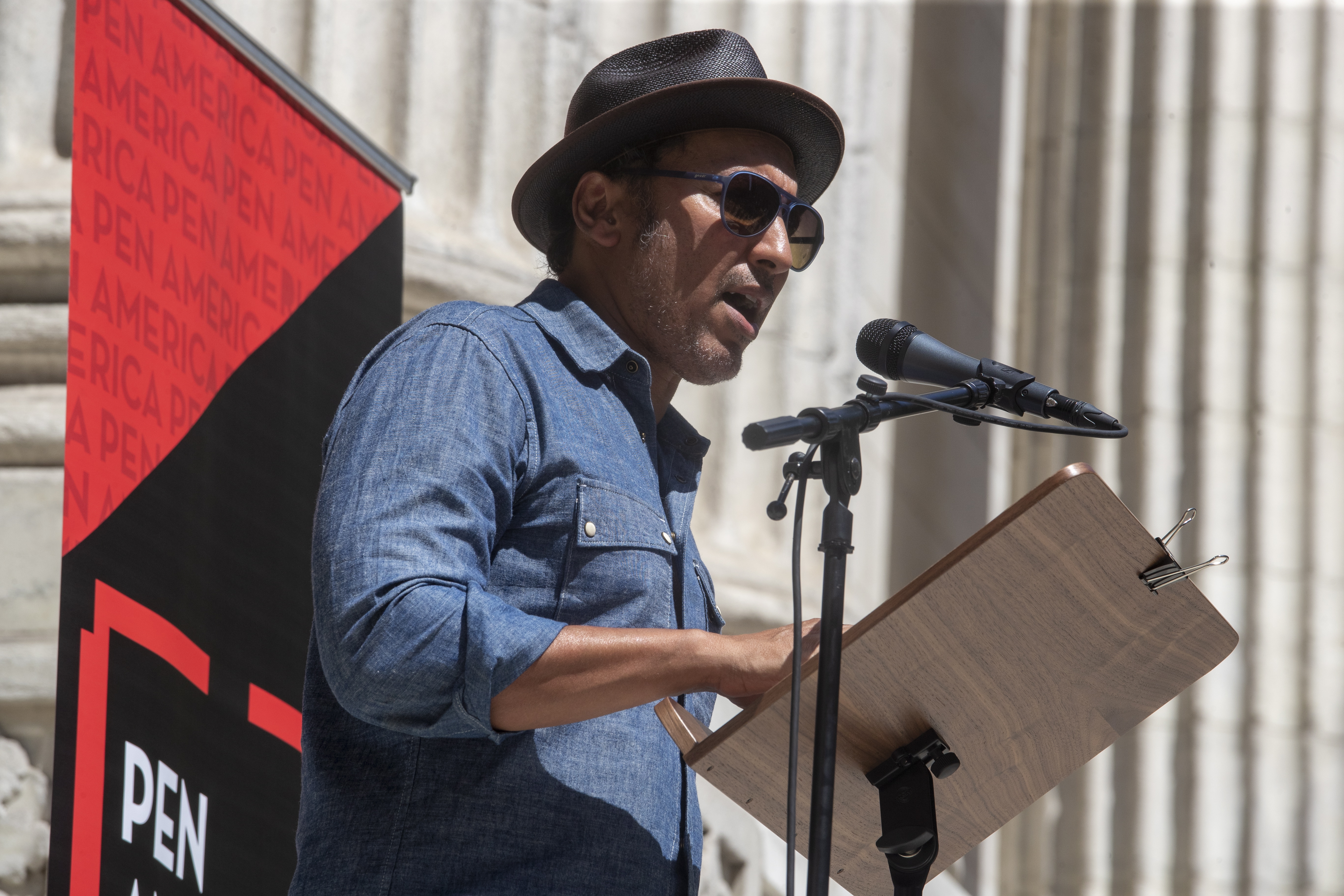 New York (United States), 19/08/2022.- British-American actor and writer Aasif Mandvi reads work by Salman Rushdie during the event 'Stand with Salman: Defend the Freedom to Write' at the Stephen A. Schwarzman Building of the New York Public Library, in New York, New York, USA, 19 August 2022. Rushdie, against whom a fatwa was issued by the Ayatollah of Iran in 1989 after the publication of his novel The Satanic Verses, sustained severe injuries after being attacked 12 August while on stage at the Chautauqua Institution in Chautauqua, New York. (Atentado, Estados Unidos, Nueva York) EFE/EPA/SARAH YENESEL
