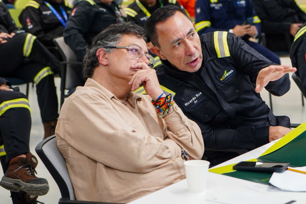 El presidente Gustavo Petro y y el presidente de Ecopetrol, Ricardo Roa, durante un encuentro en diciembre pasado en la refinería de Cartagena.