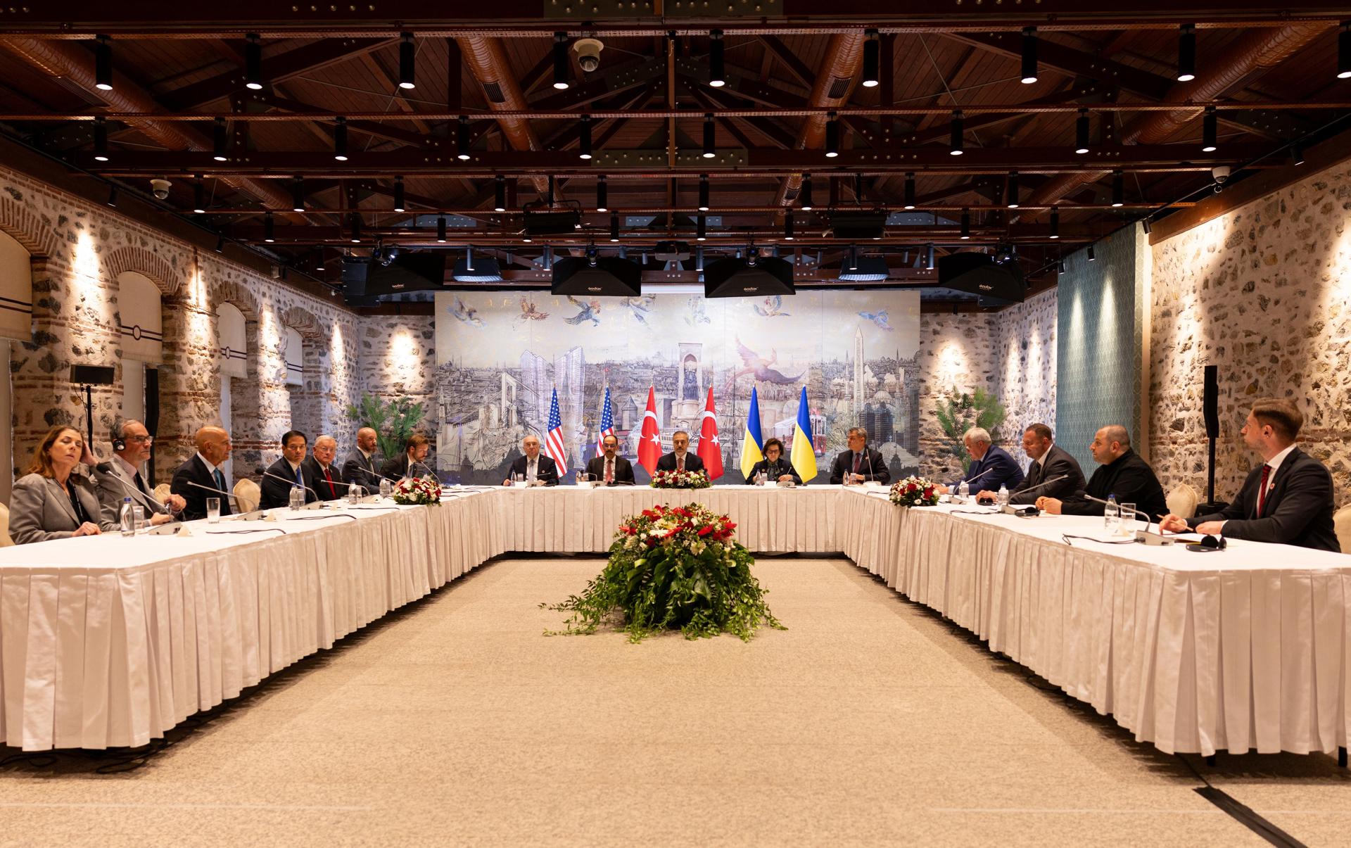 “Sin grandes expectativas” comienza el encuentro entre Ucrania y Rusia en Turquía