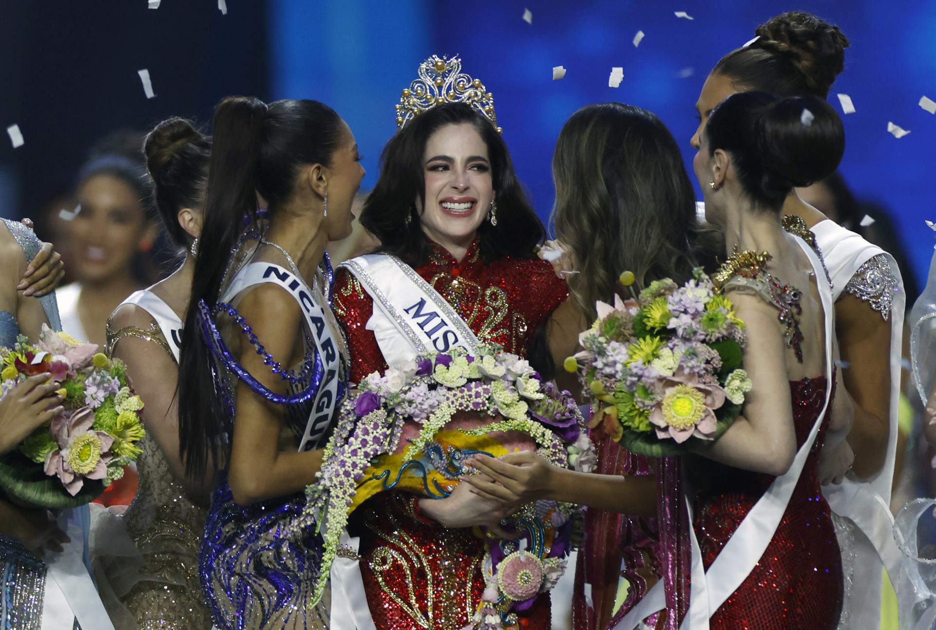 Nonthaburi (Thailand), 21/11/2025.- Miss Mexico Fatima Bosch (C) jubilates with fellows after being crowned as Miss Universe 2025 during the 74th Miss Universe 2025 at Impact Challenger Hall in Nonthaburi province, on the outskirts of Bangkok, Thailand, 21 November 2025. Women representing 122 nations participate to compete in the 74th beauty pageant contest for the crown of Miss Universe 2025. (Tailandia) EFE/EPA/RUNGROJ YONGRIT