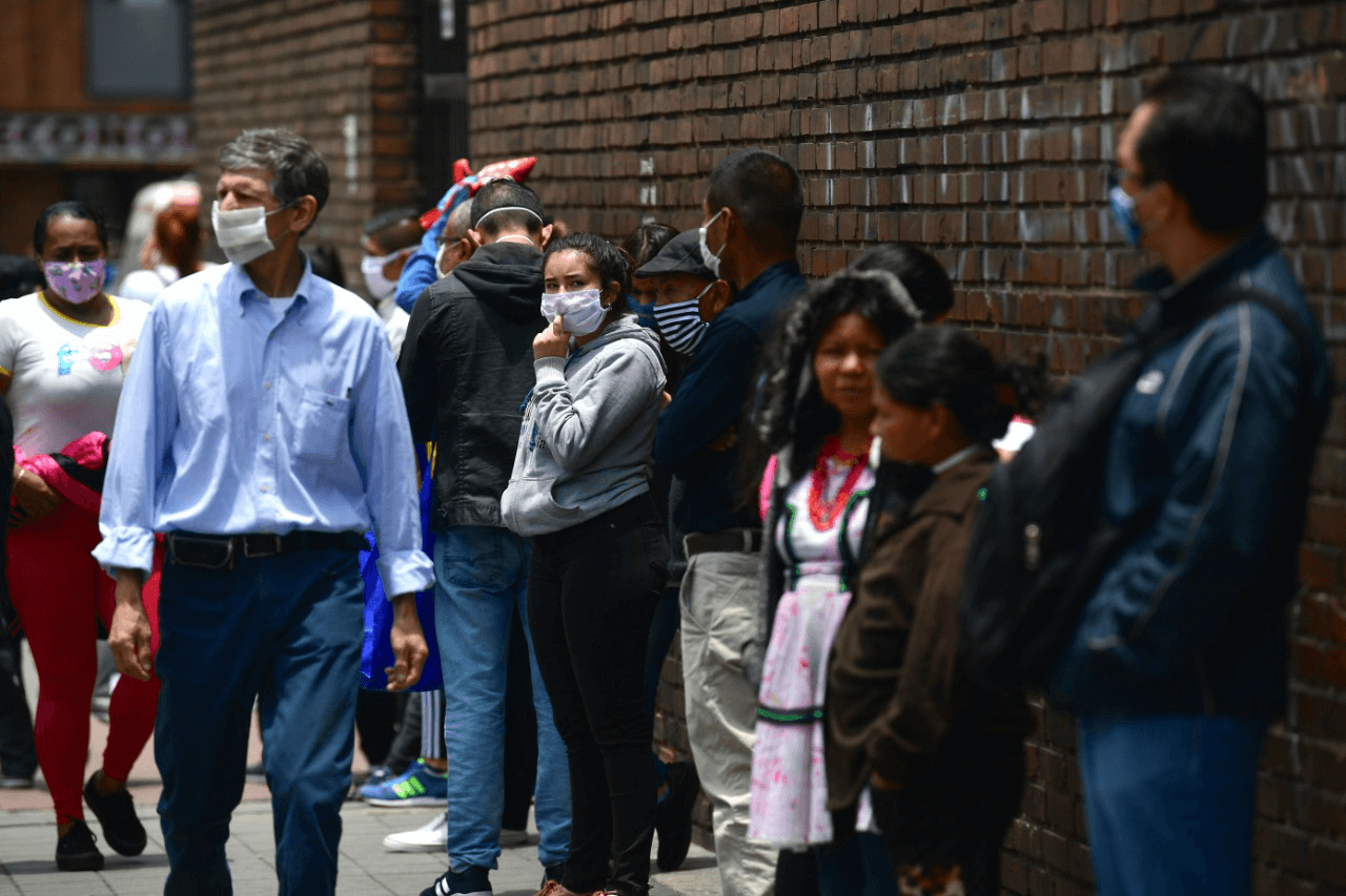 Largas filas en bancos y supermercados se ven este sábado, en el sur de Bogotá