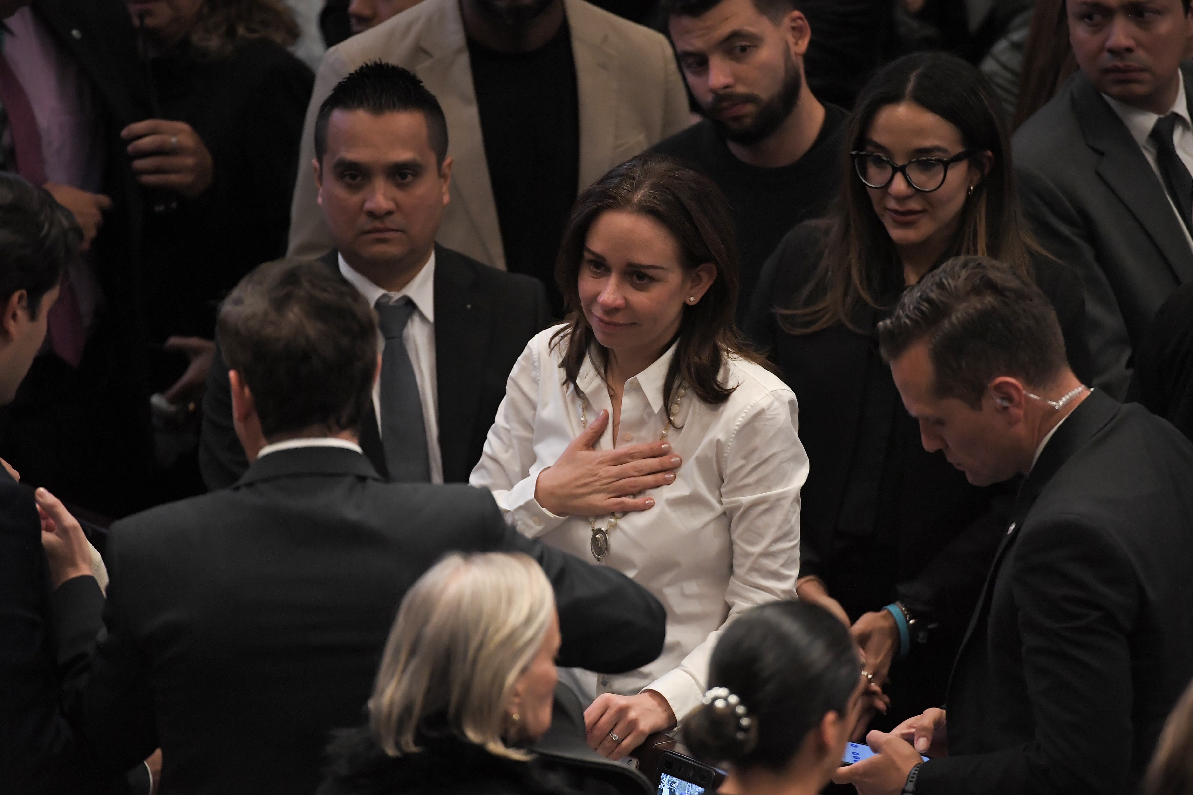 Asistentes al primer día de cámara ardiente del senador y precandidato a la presidencia en el Congreso de la República, entre ellos su esposa María Claudia Tarazona y su padre Miguel Uribe Londoño
