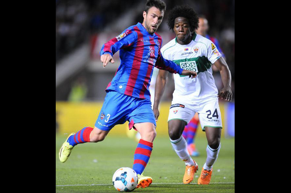 Elche empata con Levante y complica su permanencia en la Liga española