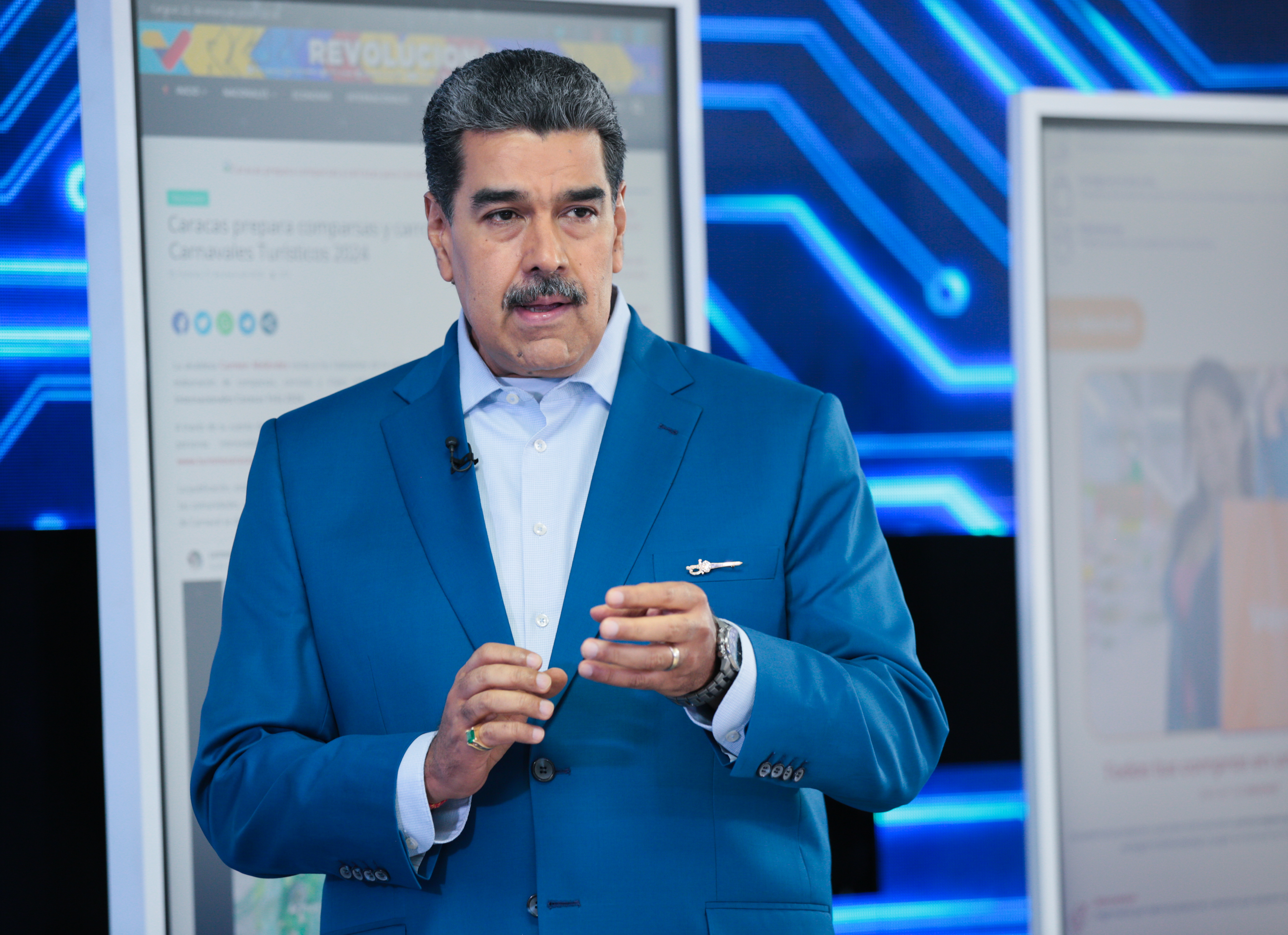 AME1445. CARACAS (VENEZUELA), 22/01/2024.- Fotografía cedida por prensa de Miraflores del Presidente de Venezuela, Nicolás Maduro, en su programa semanal de televisión "Con Mauro +", hoy en Caracas (Venezuela). El presidente de Venezuela, Nicolás Maduro, autorizó este lunes al ministro de Defensa, Vladimir Padrino, a degradar y expulsar de la Fuerza Armada Nacional Bolivariana (FANB) a los militares implicados en los planes conspirativos denunciados por la Fiscalía, que incluían el asesinato del mandatario nacional y asaltos a instalaciones militares. EFE/ Prensa Miraflores/ SOLO USO EDITORIAL/NO VENTAS/SOLO DISPONIBLE PARA ILUSTRAR LA NOTICIA QUE ACOMPAÑA/CRÉDITO OBLIGATORIO