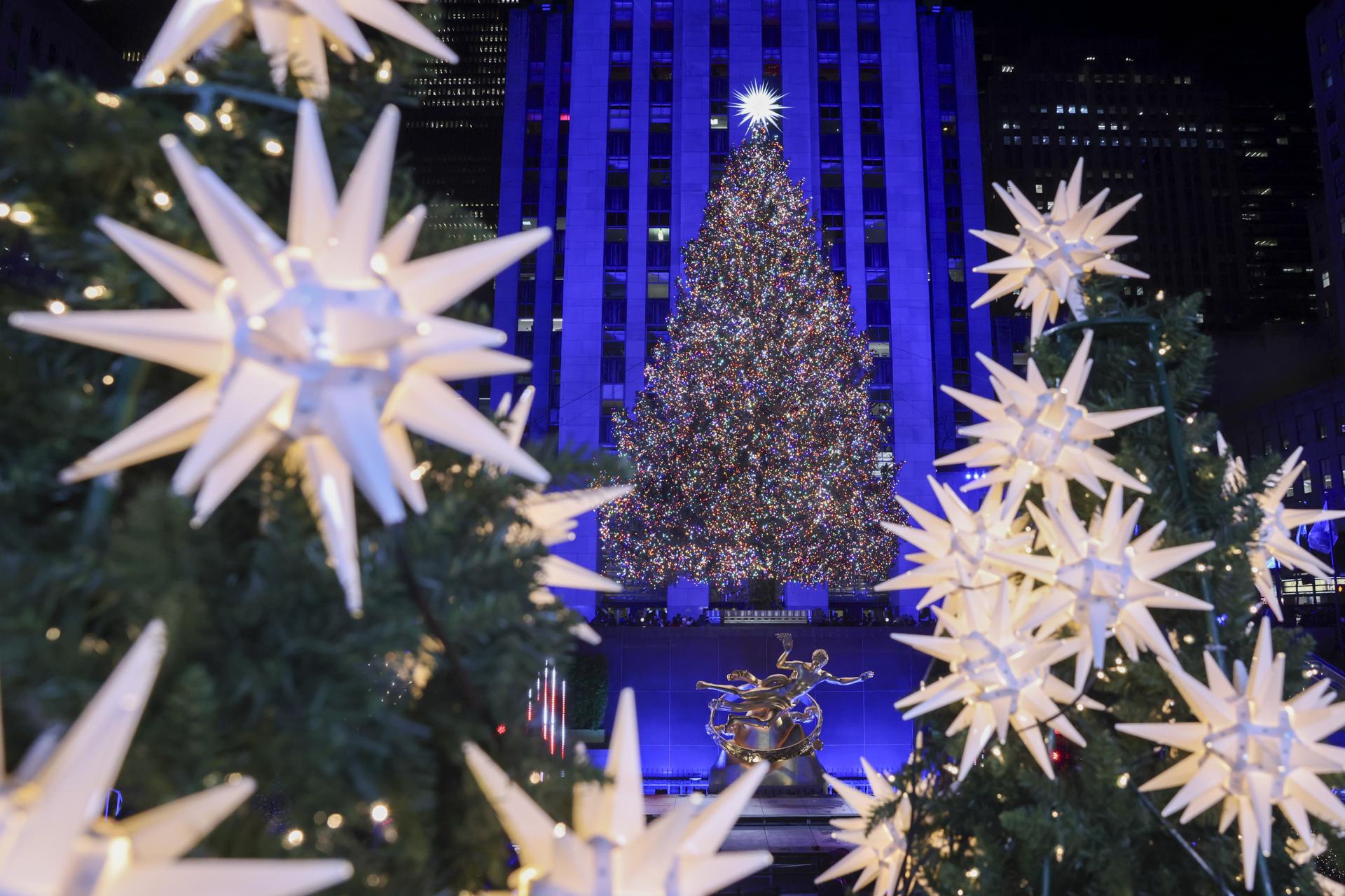 NEW YORK (United States), 04/12/2025.- The Rockefeller Christmas tree is lit during the lighting ceremony in New York, New York, USA, 03 December 2025. (Nueva York) EFE/EPA/SARAH YENESEL
