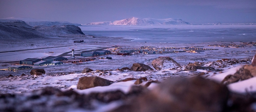 BaseAérea norteamericana Thule en Groenlandia. / Foto: EFEGroenlandia es actualmente uno de los dos territorios autónomos de ultramar del Reino de Dinamarca, que la colonizó en el siglo XVIII y la mantuvo como colonia hasta 1953. En 1979 la isla asumió el estatuto de “territorio autónomo” y desde 2009, tras un referendo que contó con el apoyo de tres cuartos de la población, maneja todas las competencias (como el derecho a la autodeterminación y el control de su subsuelo) excepto política exterior, defensa y política monetaria. Por eso, la compra por parte de EE. UU. fue vista para muchos como una pérdida de autonomía de los groenlandeses y una posible militarización de sus tierras.
