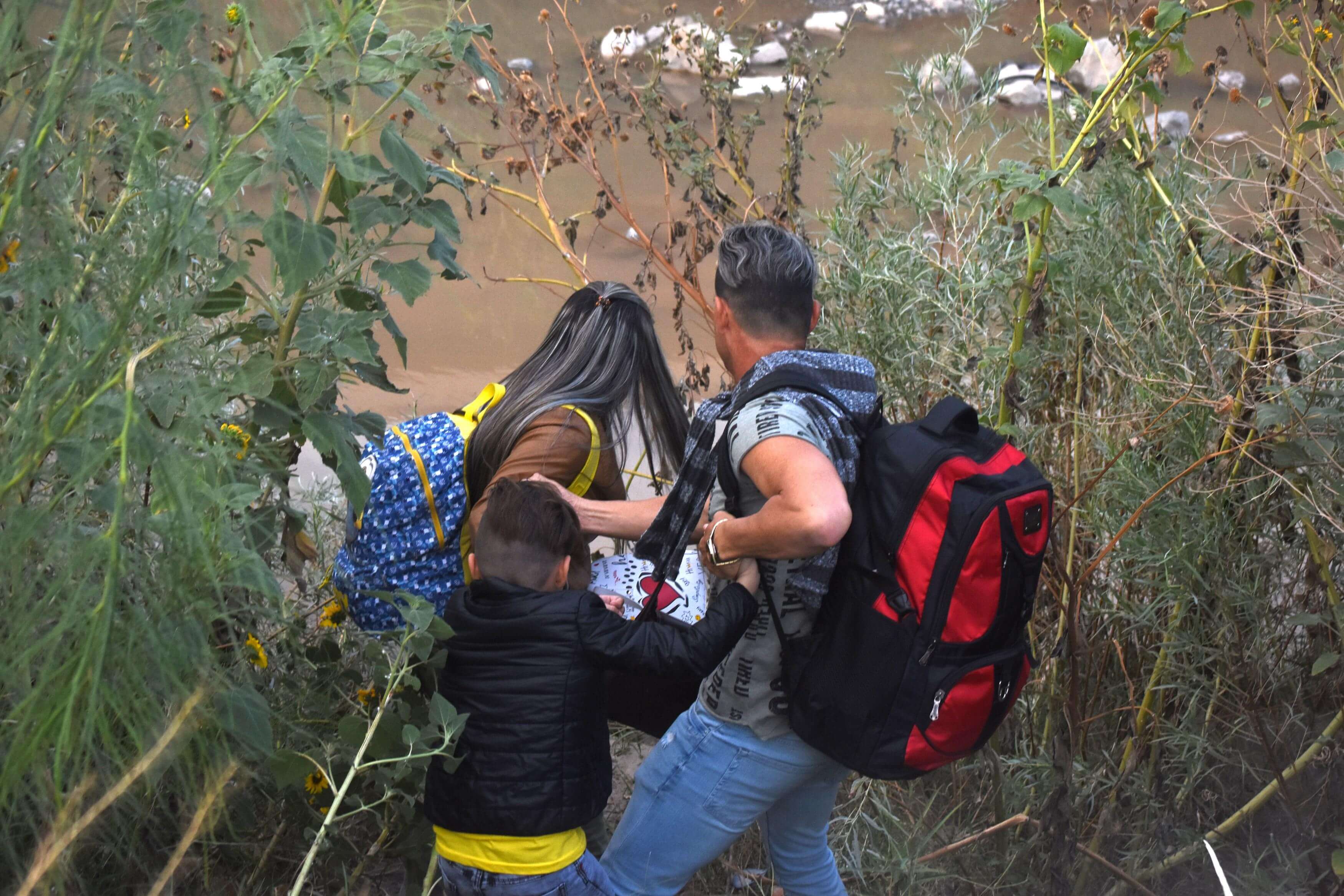 Una familia centroamericana atraviesa por el Río Bravo hacia Estados Unidos.  / EFE