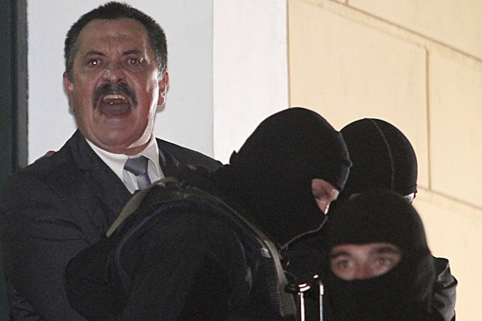 Oficiales antiterrorismo de la policía escoltan al "número dos" del partido neonazi griego Amanecer Dorado, el diputado Jristós Pappás./ EFE