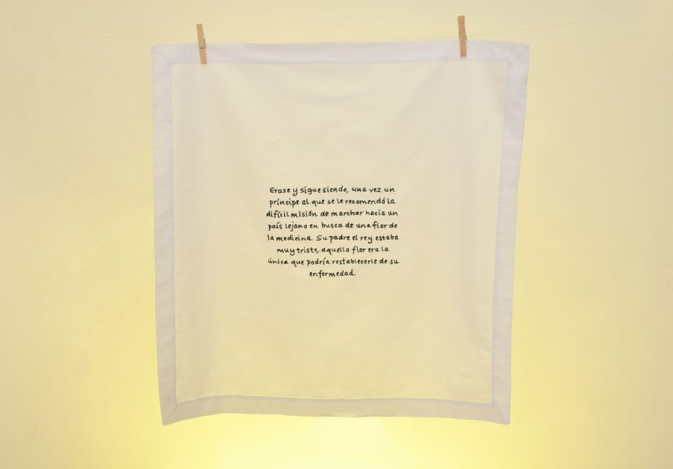 Carmenza Estrada. Introspección del alma (Fragmento), 2022. Hilo negro bordado sobre tela blanca.