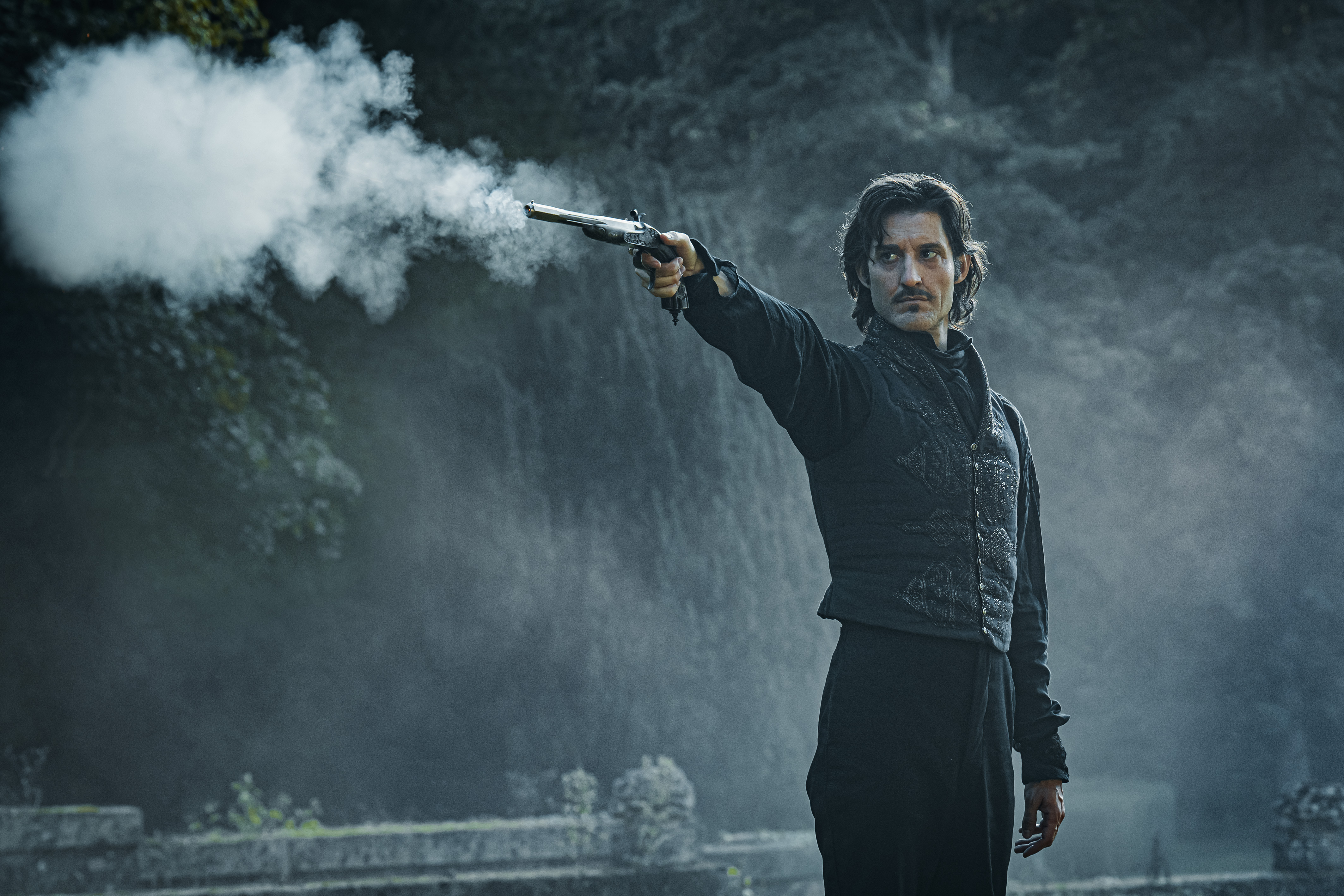Pierre Niney interpreta a Edmond Dantès.