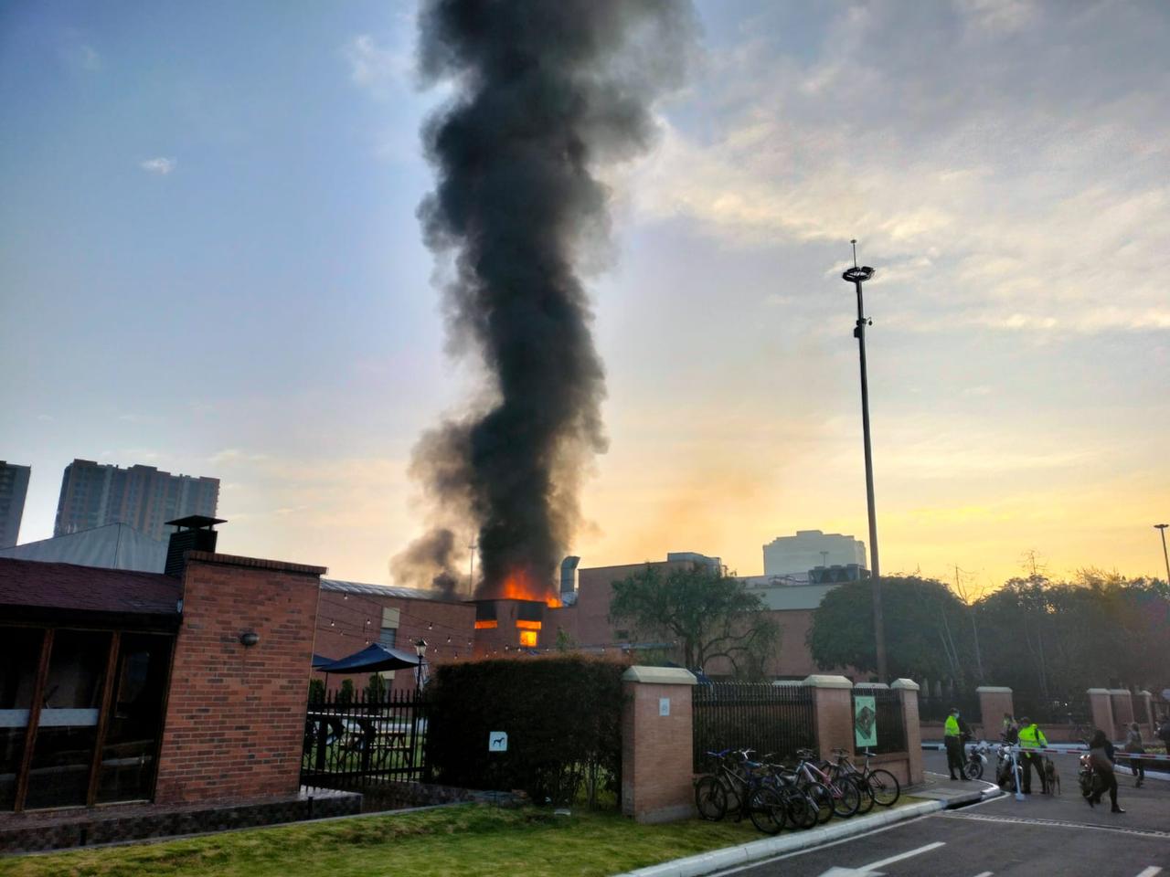 Reportan incendio con daños materiales en el Centro de Estudios de la Policía