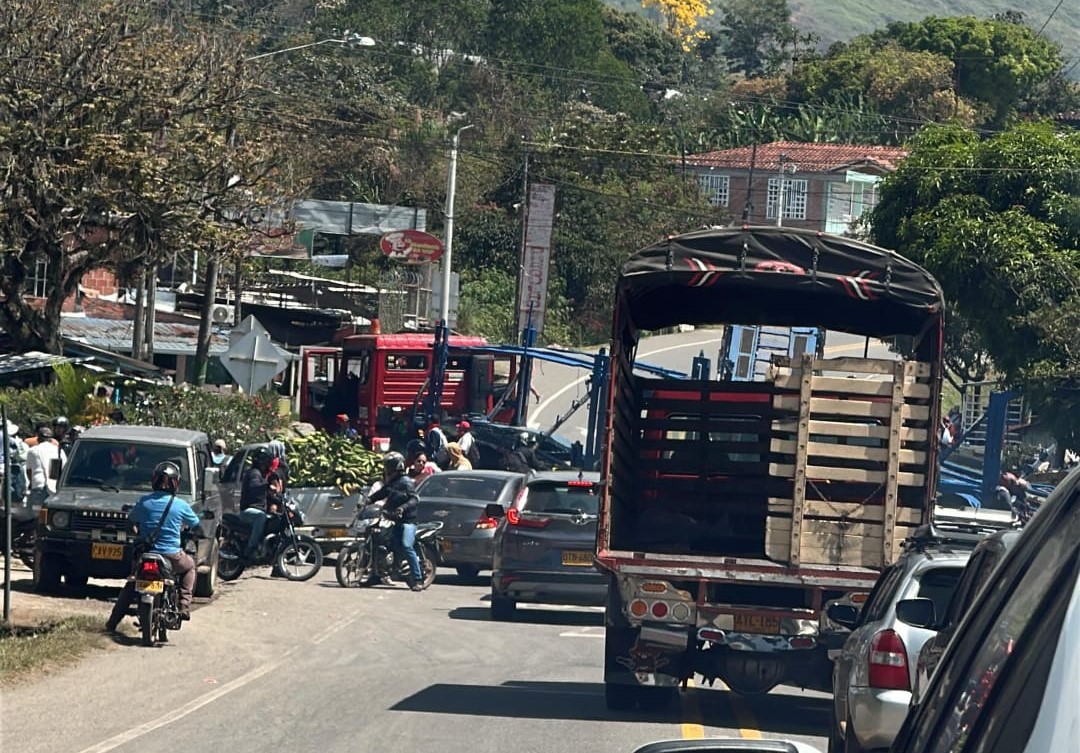 Comunidades indígenas bloquearon vía Panamericana, en el tramo Cali-Popayán