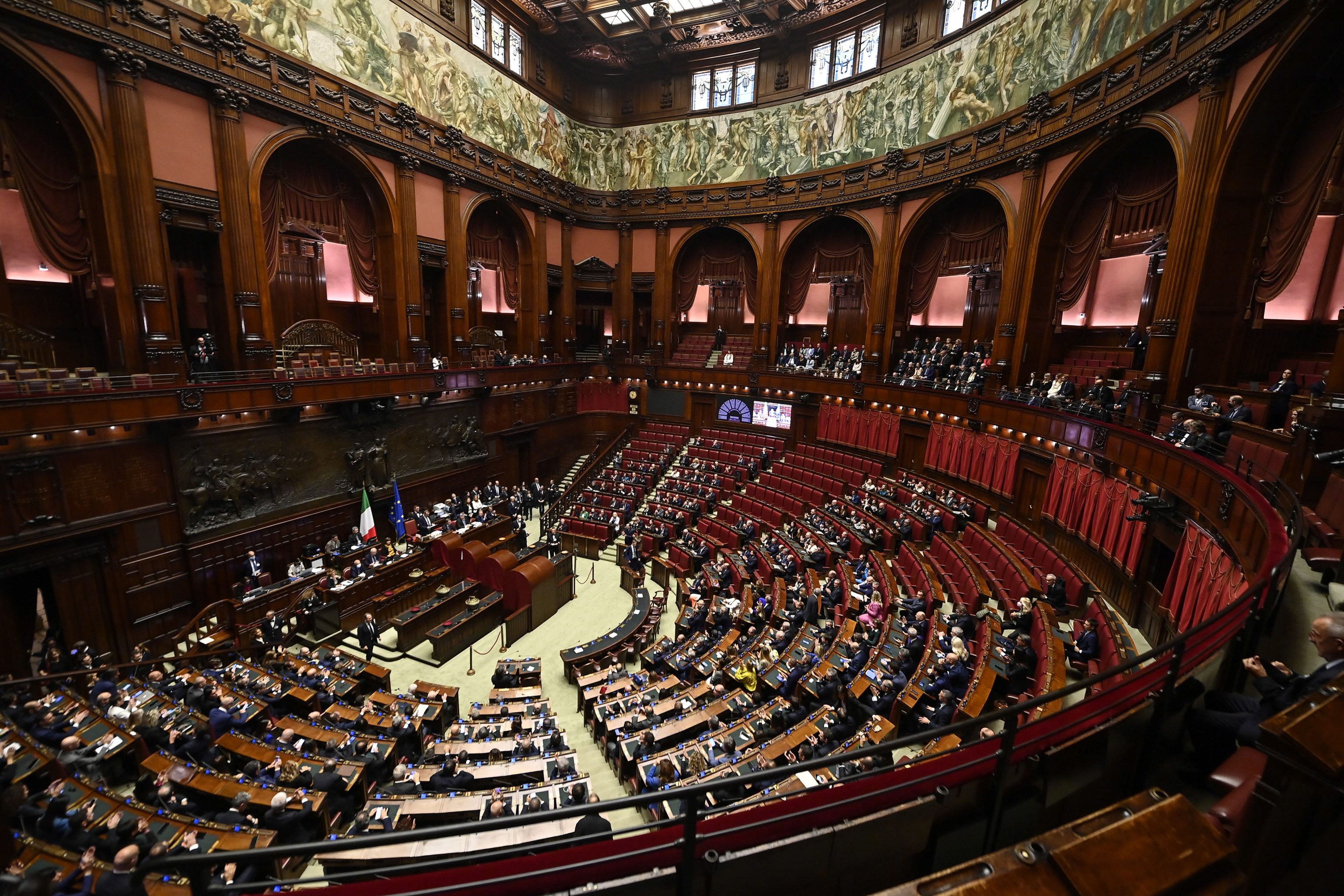 Italia criminalizaría la gestación subrogada en el extranjero: es “una vergüenza”