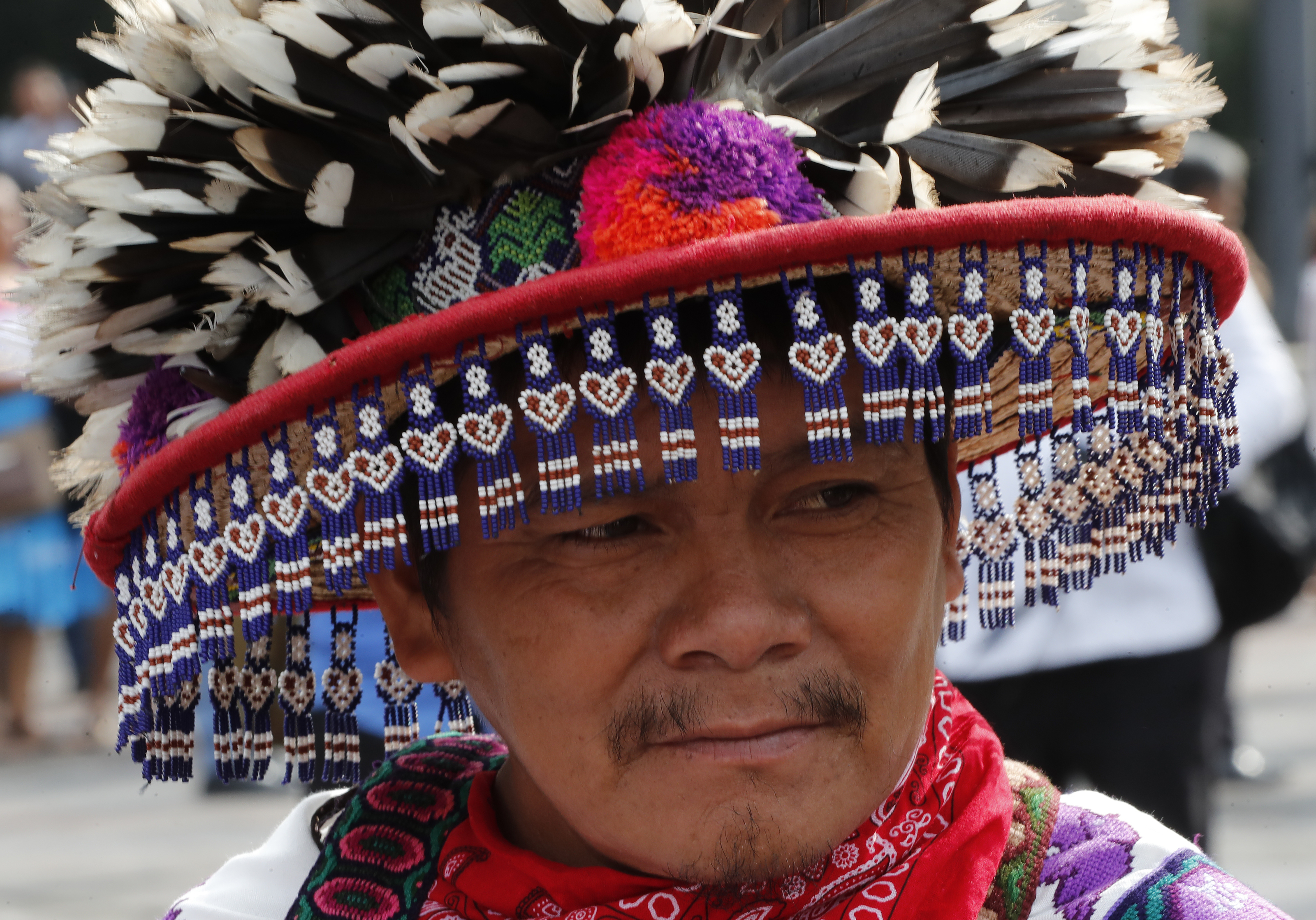 -FOTODELDÍA- MEX5226. CIUDAD DE MÉXICO (MÉXICO), 08/08/2024.- Un indígena del Consejo Nacional de Pueblos Indígenas (CNPI) participa en un ritual este jueves en La Plaza de las Tres Culturas en Tlatelolco de Ciudad de México (México). El Consejo Nacional de Pueblos Indígenas (CNPI) inauguró este jueves la asamblea con la que analizarán y ratificarán la reforma constitucional para los derechos de las comunidades originarias y afromexicanas presentada por el presidente de México, Andrés Manuel López Obrador. EFE/ Mario Guzmán
