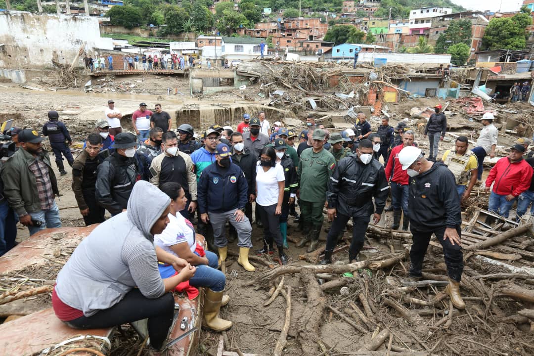 AME3270. TEJERIAS (VENEZUELA), 09/10/2022.- Fotografía cedida por el Ministerio de Comunicación e Información de la vicepresidenta de Venezuela Delcy Rodríguez recorriendo una zona afectada por lluvias hoy, en Tejerias (Venezuela). Al menos 25 personas fallecieron -entre ellas, dos menores de edad- y 52 continúan desaparecidas a consecuencia de las lluvias en la localidad de Tejerías, estado Aragua, en la zona central de Venezuela, confirmó este domingo la vicepresidenta ejecutiva, Delcy Rodríguez. Horas después de que la vicepresidenta ofreciera el balance, detectives del Cuerpo de Investigaciones Científicas Penales y Criminalísticas (CICPC) informaron a EFE que la cifra había subido a, al menos, 25 fallecidos, un dato que certificaron médicos desplazados a la zona. EFE/ Ministerio De Comunicación E Información SOLO USO EDITORIAL/NO VENTAS/SOLO DISPONIBLE PARA ILUSTRAR LA NOTICIA QUE ACOMPAÑA/CRÉDITO OBLIGATORIO
