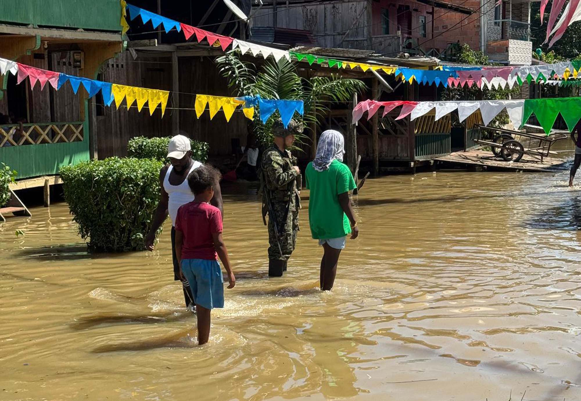 BOG700. ALTO BAUDÓ. (COLOMBIA), 11/11/2024.- Fotografía cedida por el ejército de Colombia que muestra un soldado con tres personas en una calle inundada, este lunes en Alto Baudó (Colombia). El Ejército de Colombia entregó este lunes más de 300 kits de ayuda humanitaria en el departamento colombiano del Chocó, en la costa Pacífica, donde más de 100.000 personas resultaron damnificadas por las fuertes lluvias e inundaciones que durante el fin de semana afectaron a 25 municipios de esta región. EFE/Ejército de Colombia /SOLO USO EDITORIAL/SOLO DISPONIBLE PARA ILUSTRAR LA NOTICIA QUE ACOMPAÑA (CRÉDITO OBLIGATORIO)