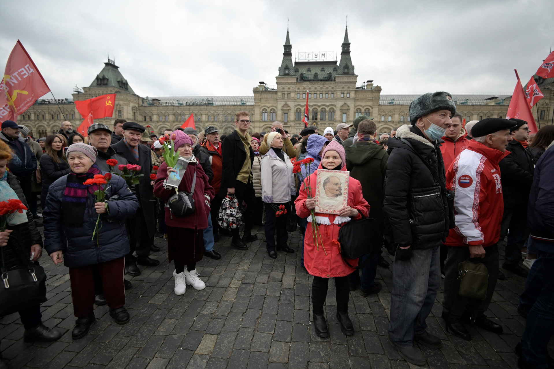 Una niña simpatizante del Partido Comunista Ruso cargando una foto de Lenin en la Plaza Roja de Moscú.