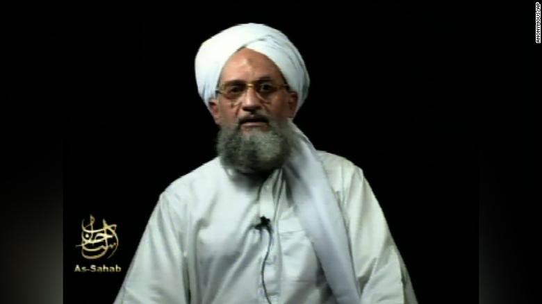Esta captura de fotograma de un video muestra al líder de Al Qaeda, Ayman al-Zawahiri, en una cinta de video emitida el sábado 2 de septiembre de 2006. El líder de Al Qaeda ha pedido ataques contra Arabia Saudita después de la ejecución masiva de 47 personas en el reino en enero, muchas de ellas quienes estaban vinculados al grupo terrorista. Los comentarios de Al-Zawahiri se produjeron en una grabación de audio de siete minutos publicada a principios de esta semana y reportada por un monitor terrorista con sede en EE. UU., SITE Intelligence Group, el jueves 14 de enero de 2016.