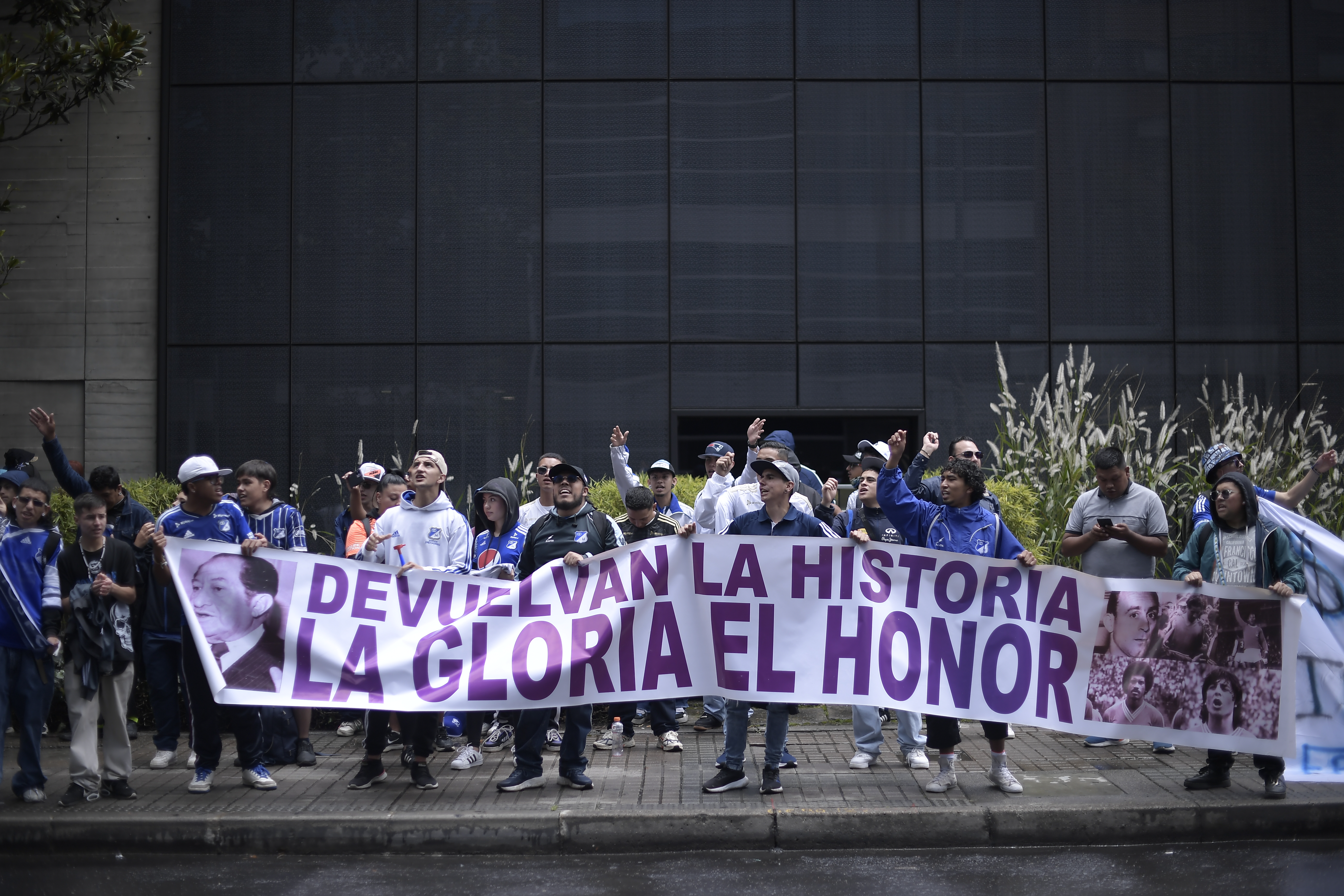 Con camisetas, pancartas y cánticos hinchas de millonarios protestaron frente a la sede administrativa del club, en el norte de Bogotá.