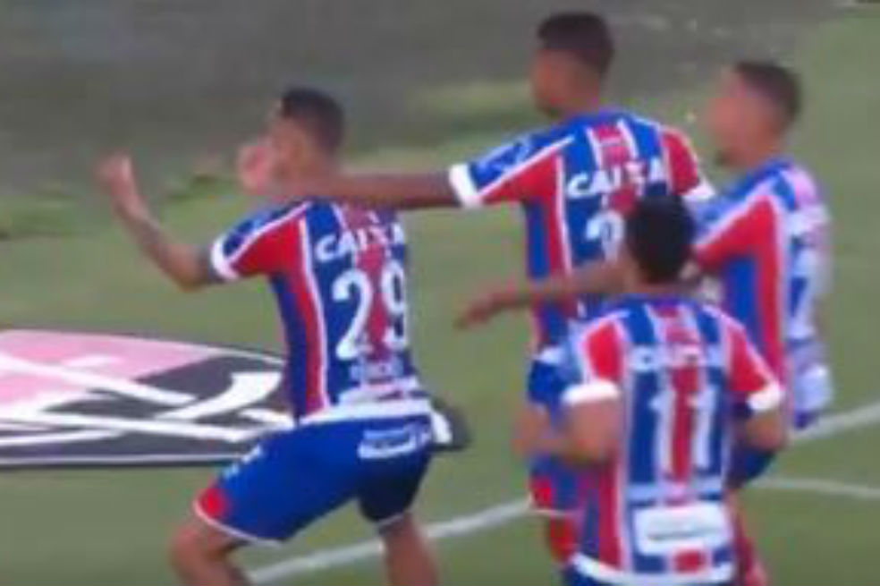 Vinícius celebra el penal convertido frente a la hinchada de Vitoria.