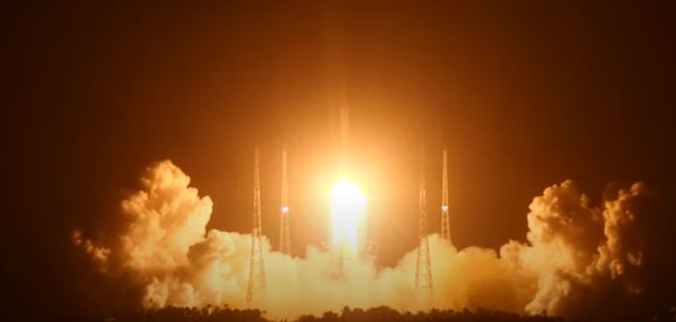 China lanza una misión para traer muestras de la cara oculta de la Luna