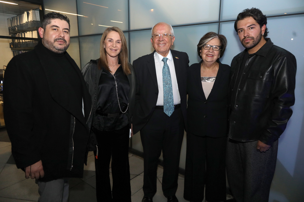 Margarita Calle, Gonzalo Ortiz ( embajador ) , Norma Ortiz, Santiago Tejada y Fabian Rodriguez (diseñador)