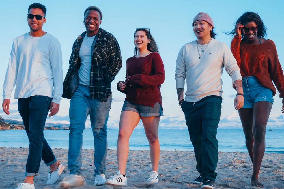 Capricornio:
Los Capricornio tienden a llevarse bien con todos los que conocen. Si bien pueden ser reservados al inicio, son personas llenas de buena energía y con vocación de ayuda. Esto los lleva a ser populares, pues son personas confiables y tranquilas.

Además, su sentido de responsabilidad y su trabajo duro los convierte en referentes y ejemplo para los demás. Su popularidad se basa en su dedicación y consecución de metas.