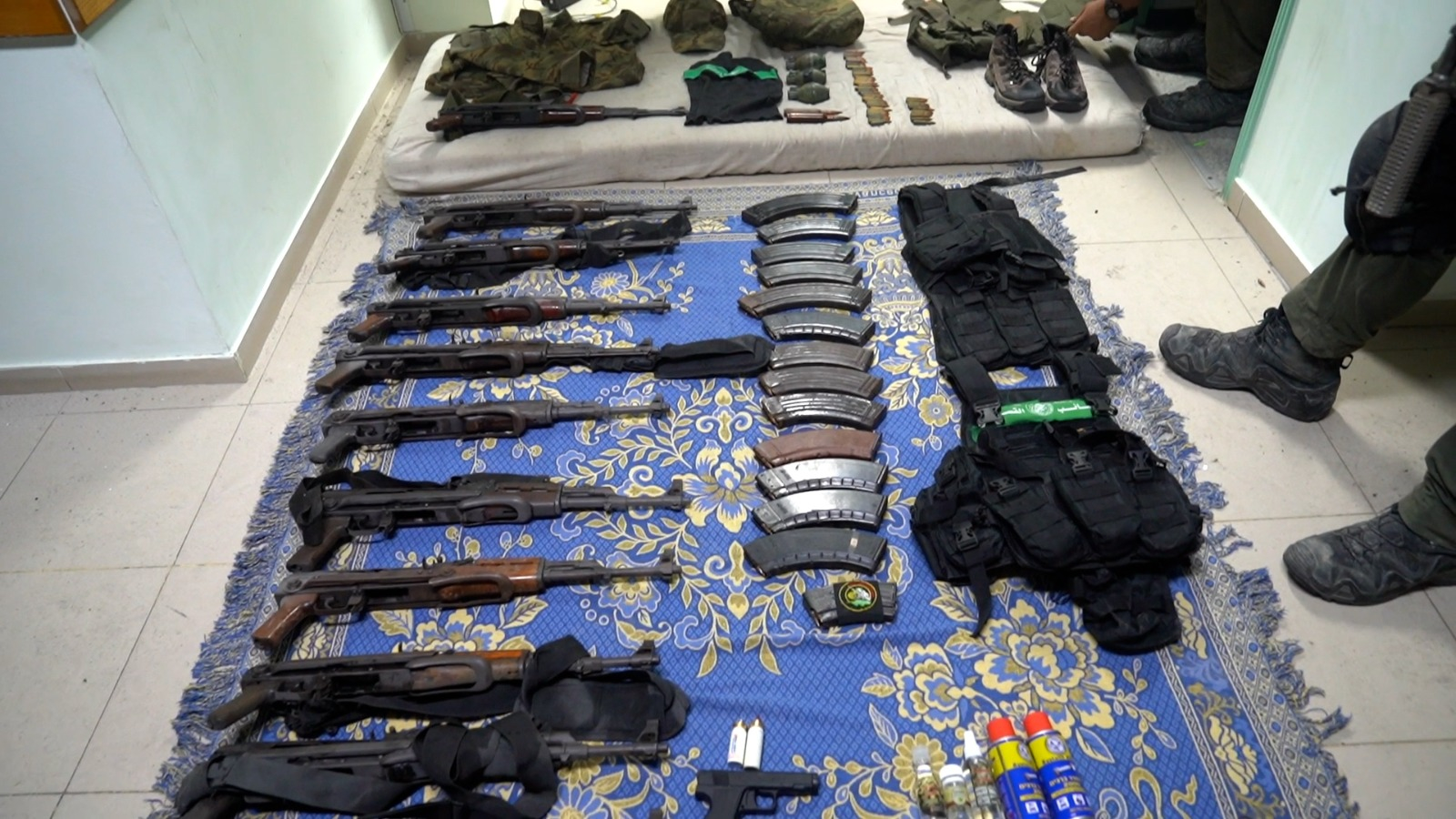 GRAF7575. GAZA, 16/11/2023.- El Ejército Israelí muestra imágenes de las armas que hallaron en el hospital Al Shifa, durante su operación militar localizada en el centro sanitario para destapar infraestructura militar de Hamás. El hospital Al Shifa, el más importante de la Franja de Gaza, ha quedado totalmente incomunicado, denunció este jueves el Ministerio de Sanidad del enclave palestino, un día después de que el Ejército de Israel hiciera una incursión al interior del colapsado centro médico, cuando aún albergaba unos 3.000 civiles. EFE/ Fuerza de Defensa de Israel - SOLO USO EDITORIAL/SOLO DISPONIBLE PARA ILUSTRAR LA NOTICIA QUE ACOMPAÑA (CRÉDITO OBLIGATORIO) -