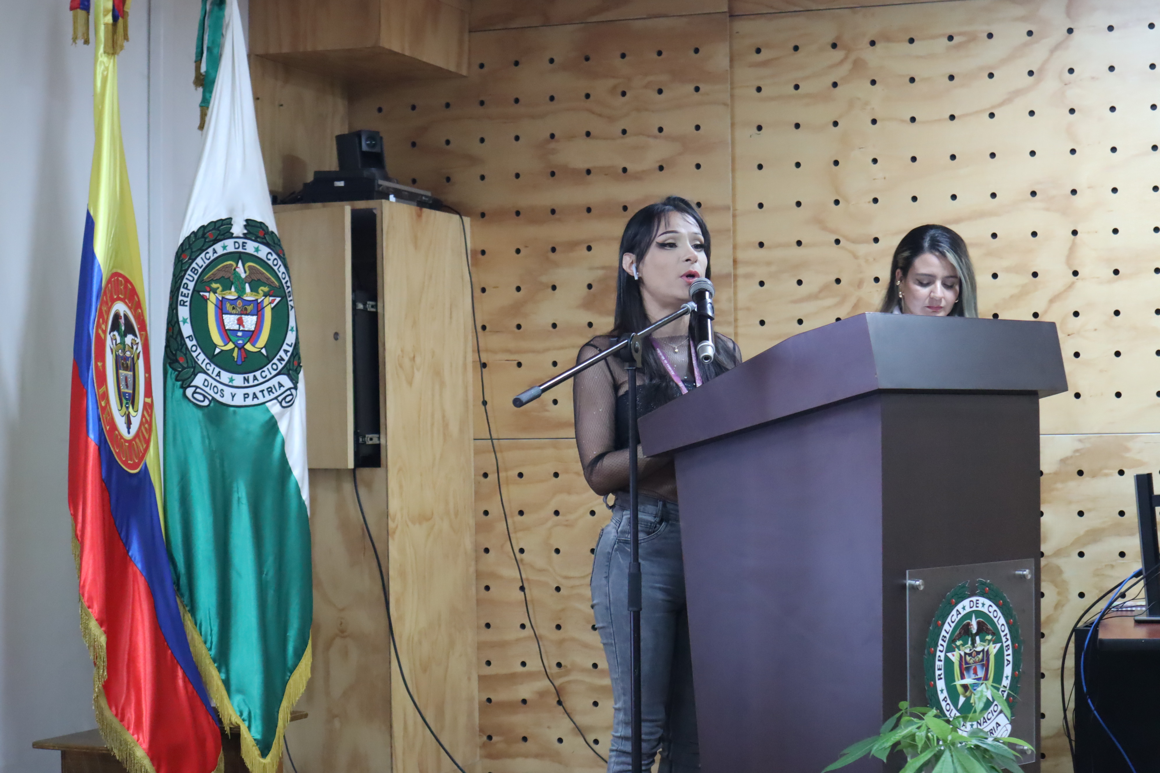 3.	“Estos diálogos permitirán que esa relación, que históricamente ha sido conflictiva, violenta y que ha generado tantos dolores en la población transfemenina, pueda mitigarse”, dijo Danys Acevedo, profesional social trans.