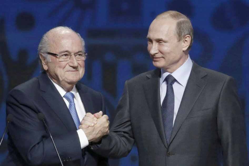 El presidente de la FIFA, Joseph Blatter y el líder ruso Vladimir Putin. /Agencia EFE
