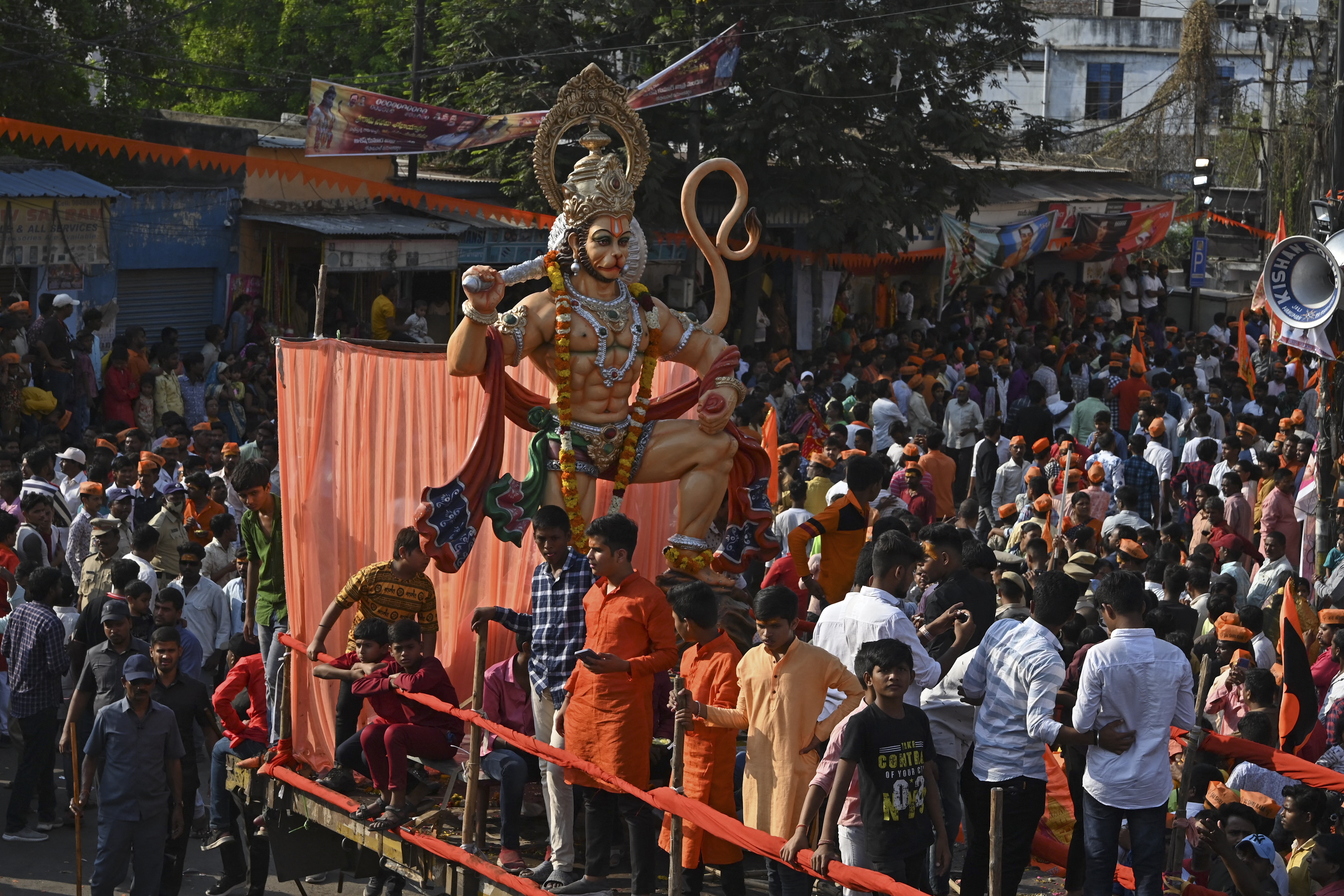 Conmoción en India por el colapso del piso de un templo que deja 13 muertes