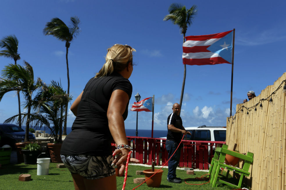 Un grupo de personas protege su propiedad en San Juan, Puerto Rico, como preparativo ante la llegada del huracán María. /Agencia EFE