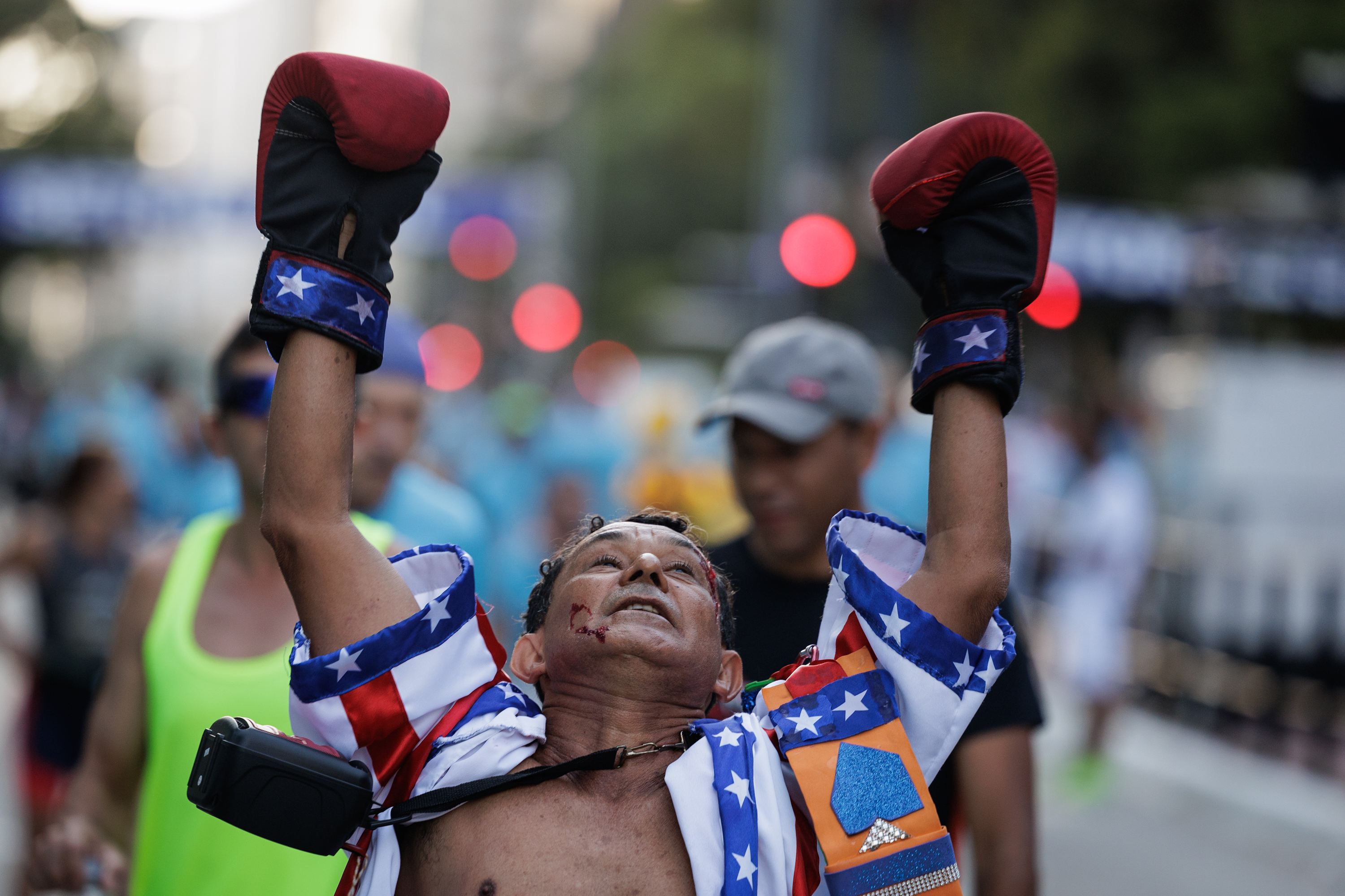 BRA100. SAO PAULO (BRASIL), 31/12/2023.- Un atleta vestido de Rocky Balboa participa en la 98 edición de la Carrera Internacional de San Silvestre hoy, en Sao Paulo (Brasil). La 98 San Silvestre brasileña estableció este año un nuevo récord de participantes con 35.000 inscritos. EFE/ Isaac Fontana