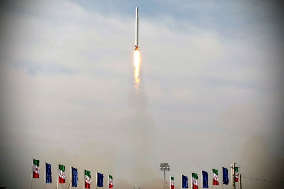 Una fotografía distribuida por el sitio web oficial de la Guardia Revolucionaria iraní SepahNews que muestra el lanzamiento del operador satelital Qased, el primer satélite militar de Irán, en su órbita. / EFE